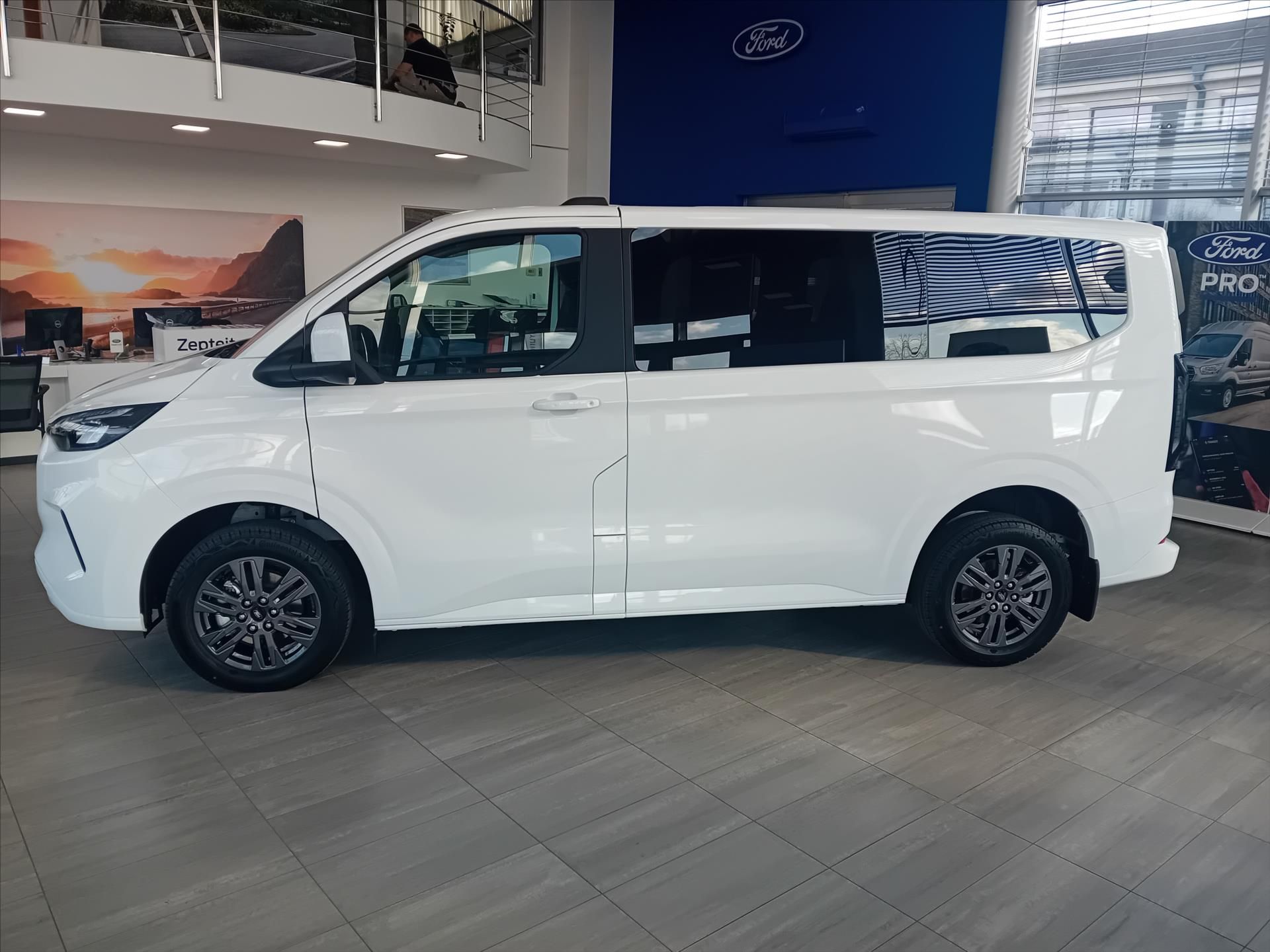 Ford Tourneo Custom, 2,0 EcoBlue 110kW/150k  Titani - fotka 2