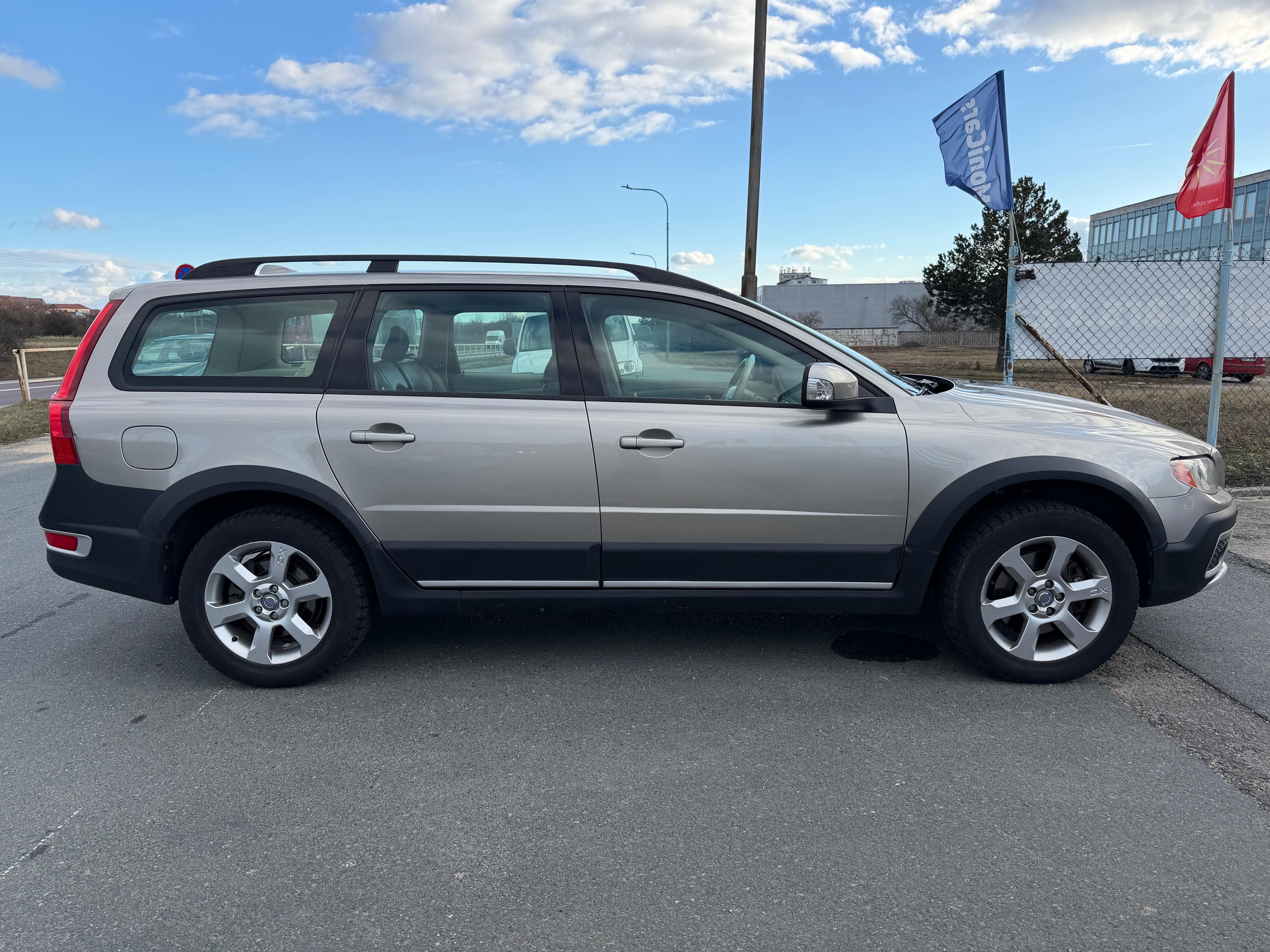Volvo XC70, 2.4 D5 136kW 4X4 - fotka 2