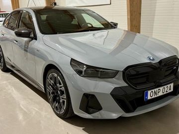 M60 xDrive M Pano. Tažné Kam