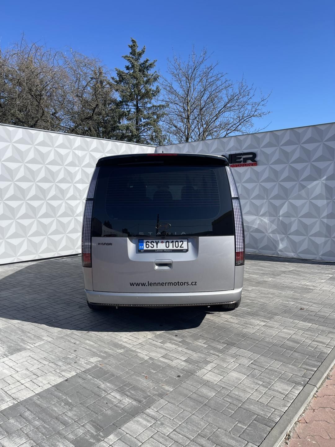 Hyundai Staria, 25 HEV TOUR 7 LUXURY BRASS - fotka 5