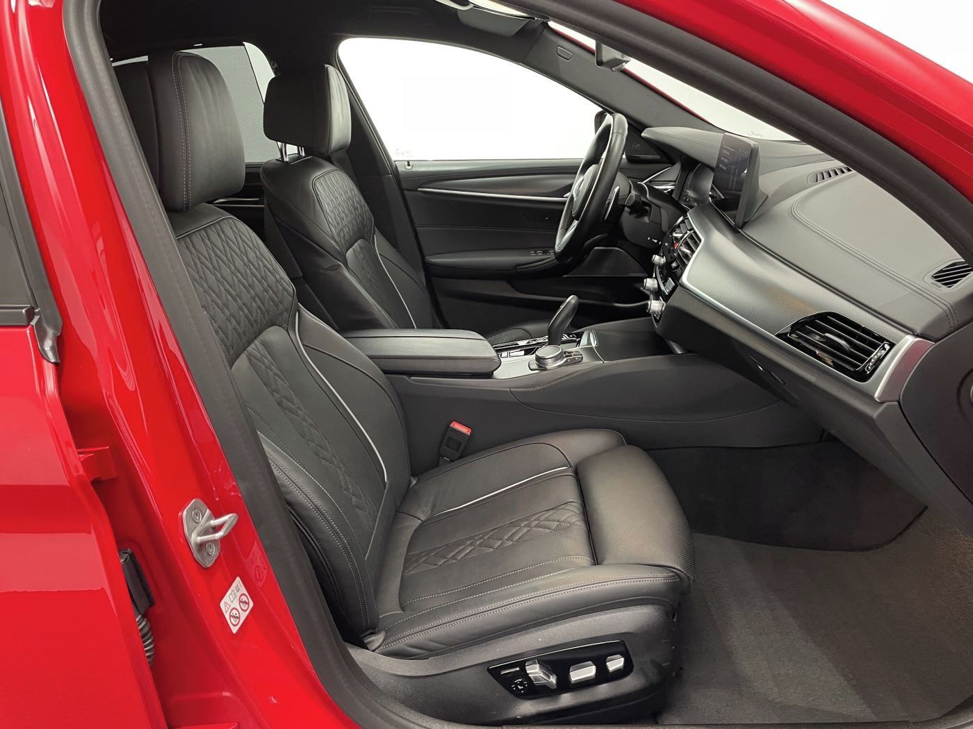 BMW Řada 5, M550i - fotka 5