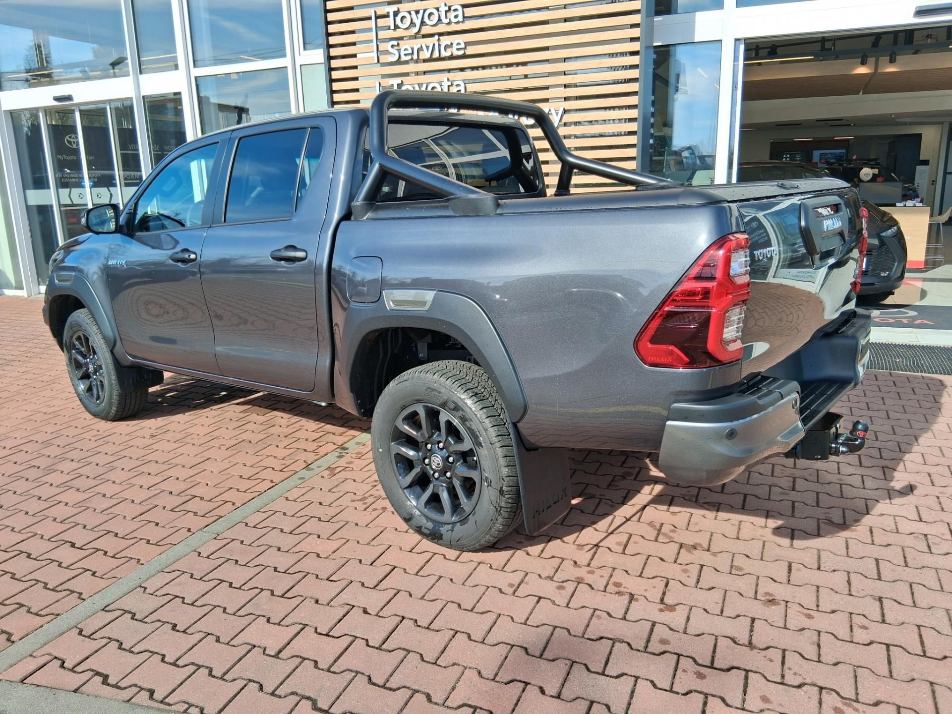 Toyota Hilux, 2,8D-4D 205K INVINCIBLE + PAKE - fotka 4