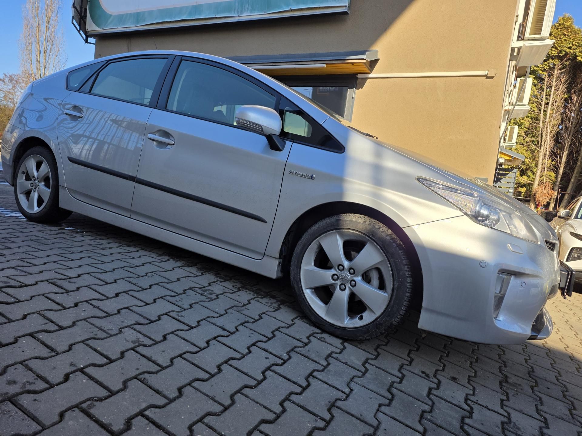 Toyota Prius, 1.8-HYBRID-spotř.5l/100km - fotka 3