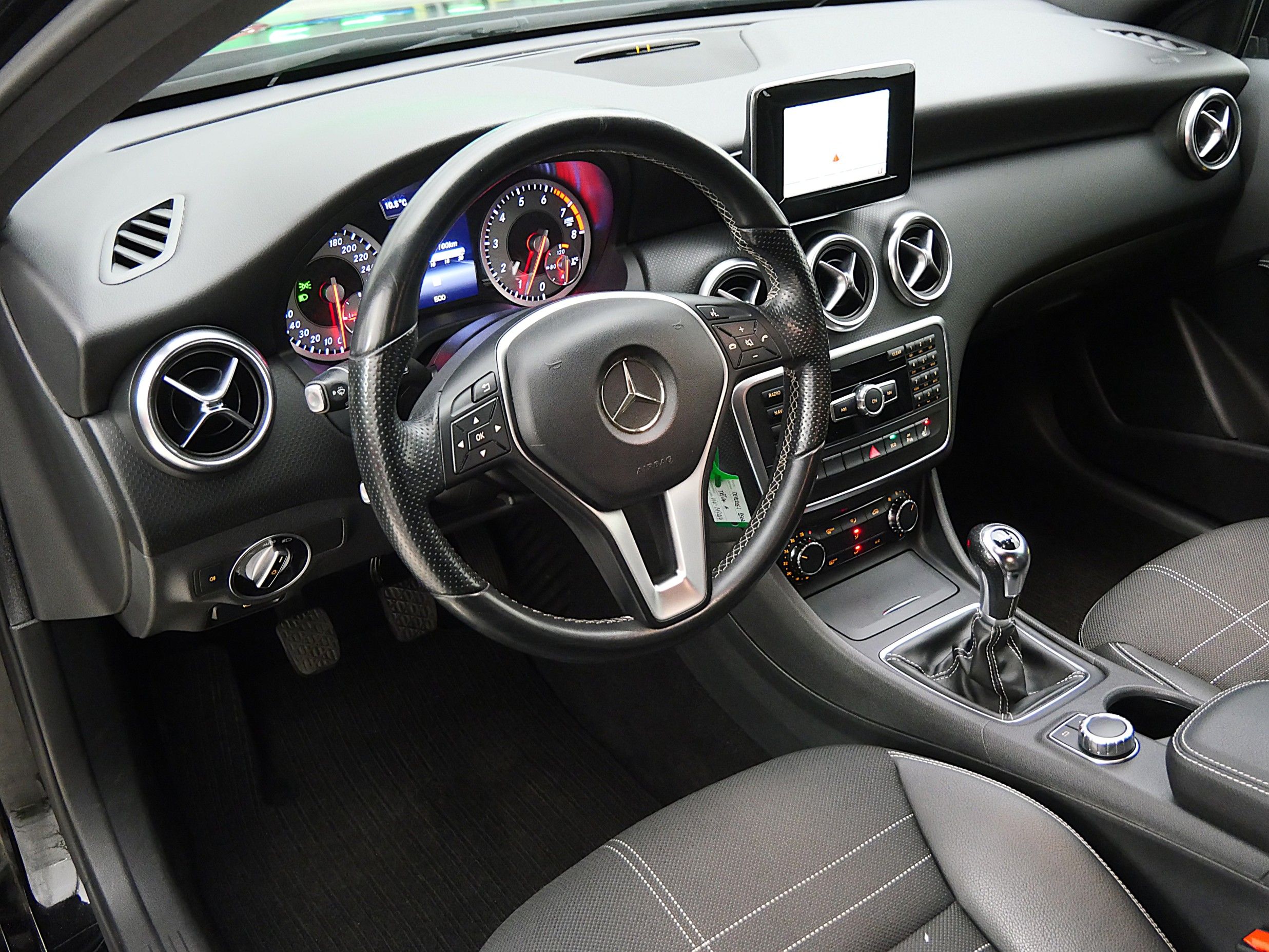 Mercedes-Benz Třídy A, 180 BlueEfficiency 90 kW Urban - fotka 5