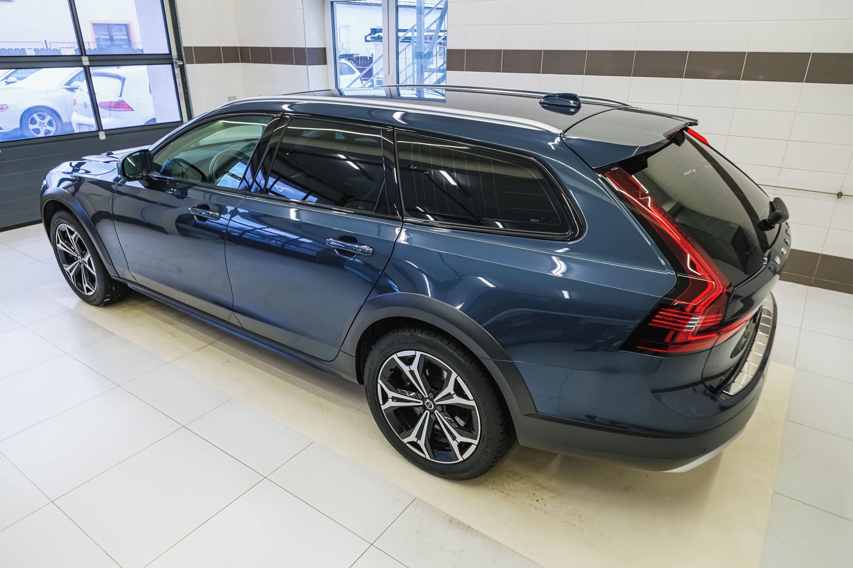 Volvo V90, Cross Country B5 AWD 184kW PRO - fotka 6
