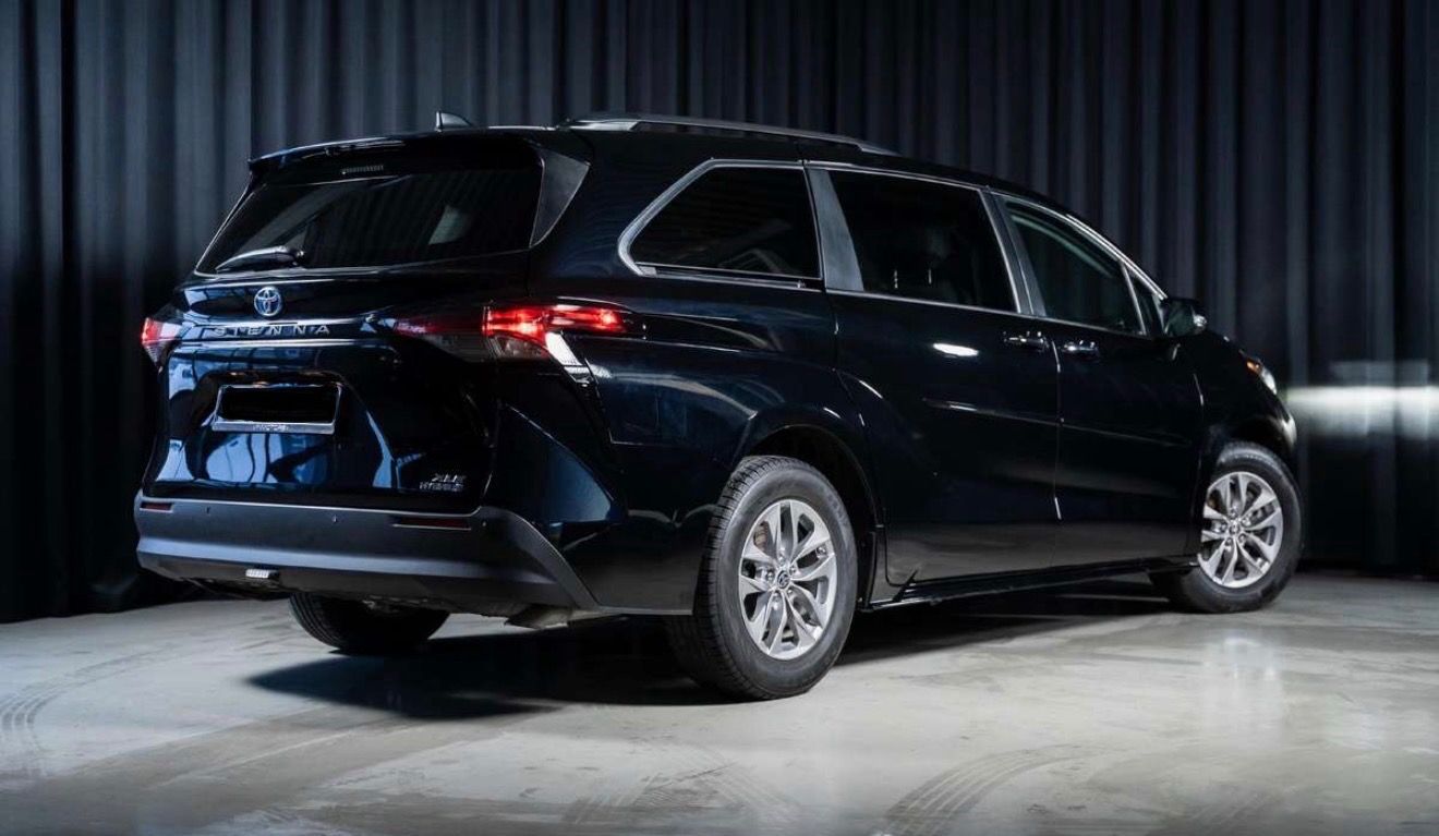 Toyota Sienna, 2.5L Hybrid XLE - fotka 3
