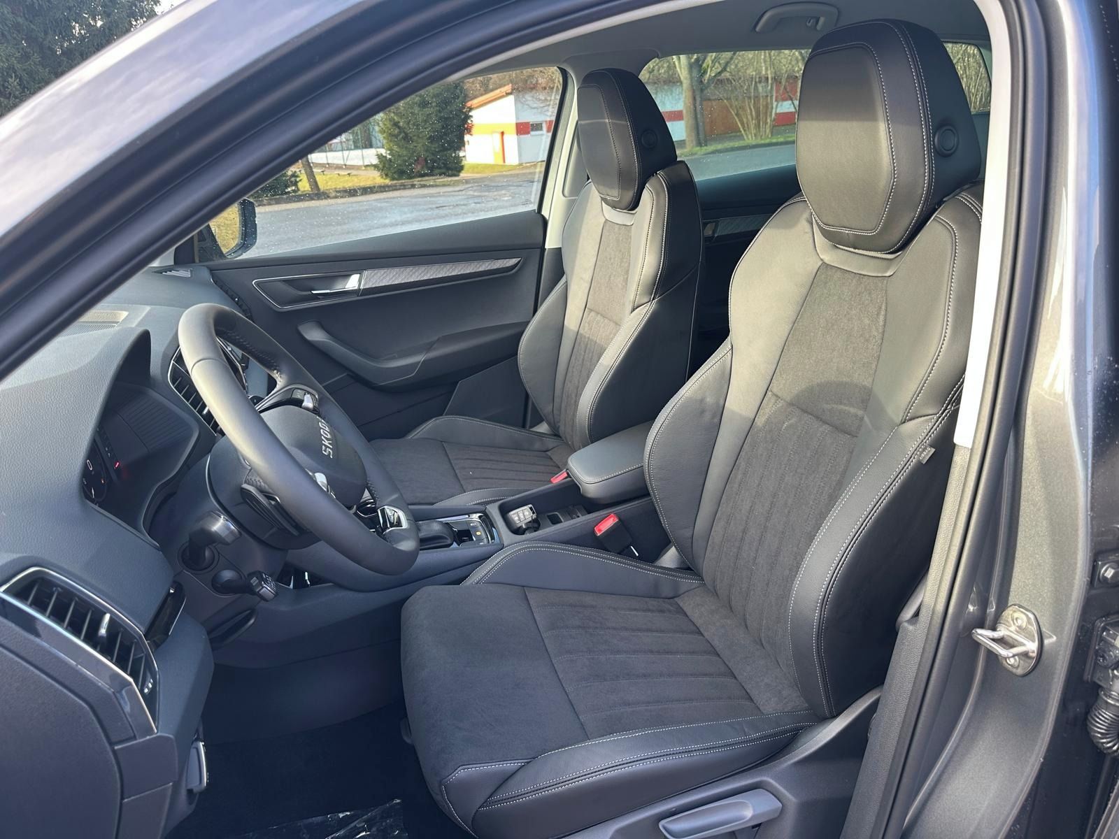 Škoda Karoq, 2,0 TDI 110kW AT 130 let Prem. - fotka 6