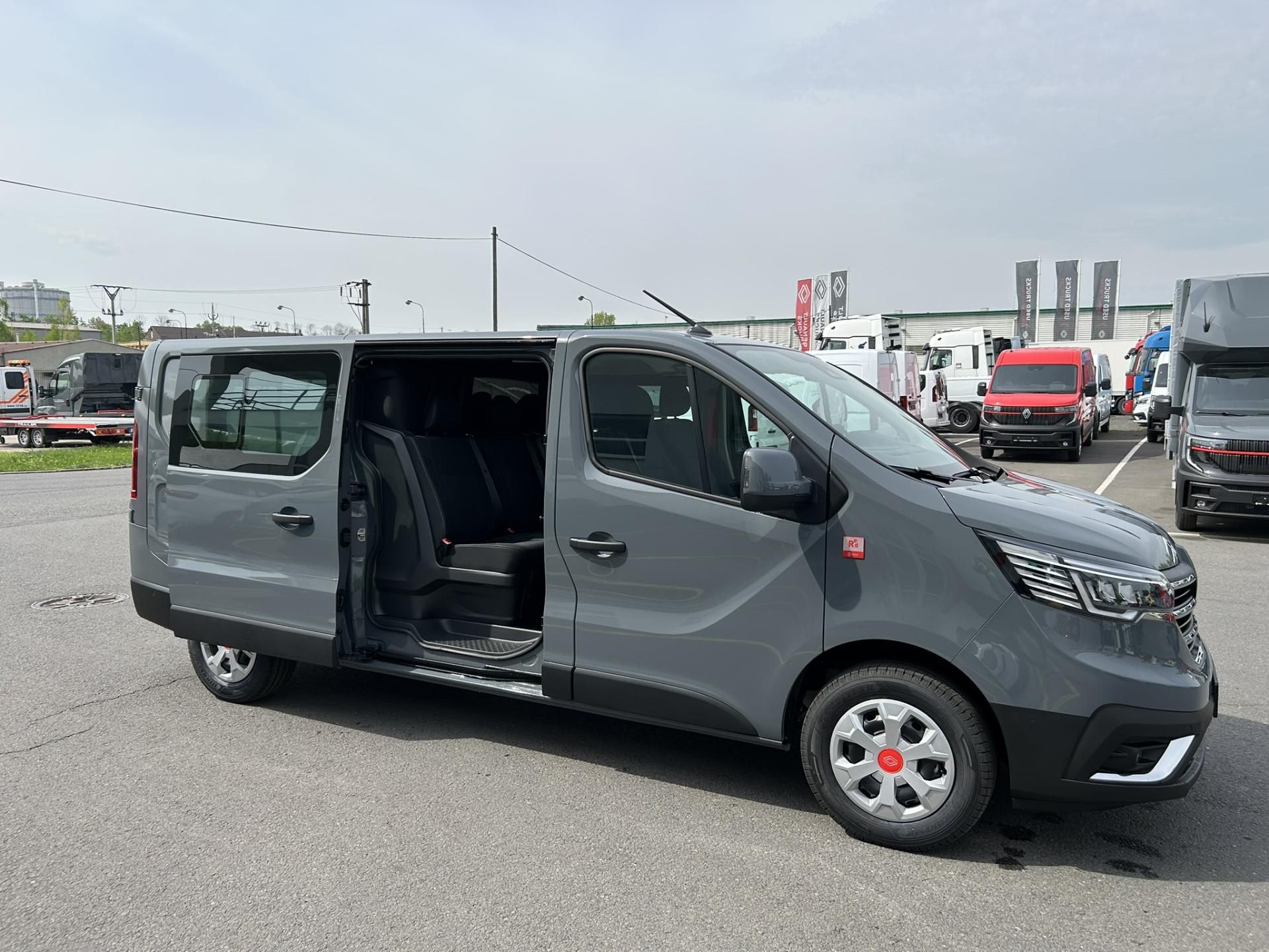 Renault Trafic, CREW VAN L2H1 150k RED 6 míst