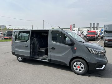 CREW VAN L2H1 150k RED 6 míst