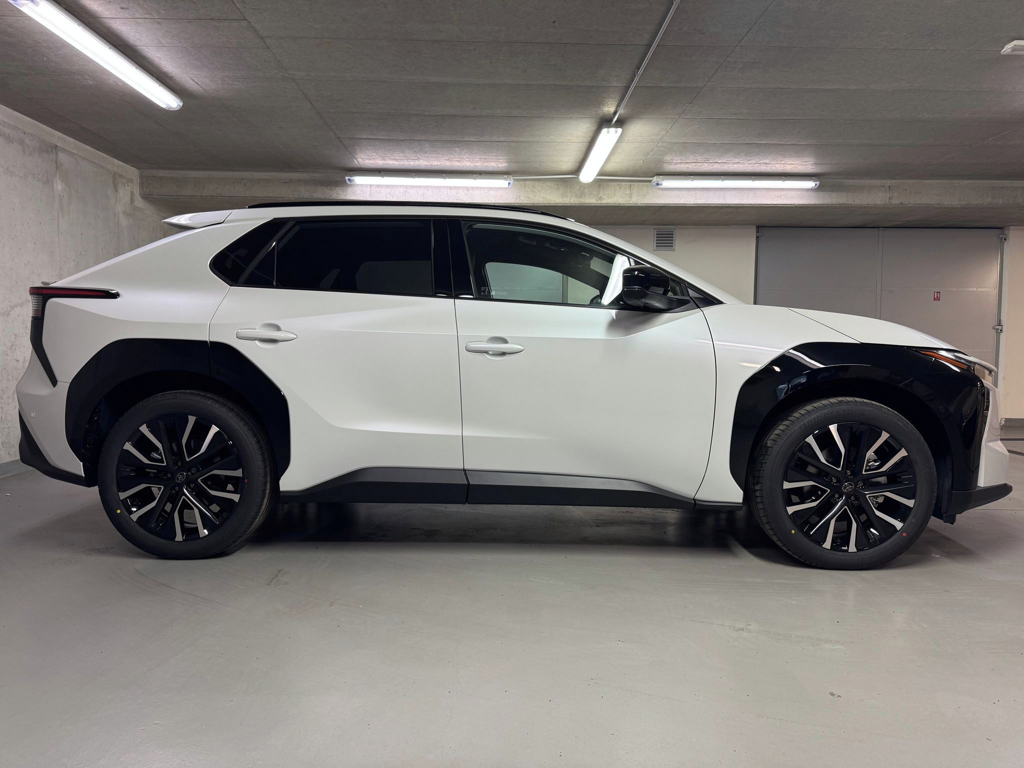 Toyota bZ4X, Executive VIP 73.1 kWh 4x4 - fotka 4