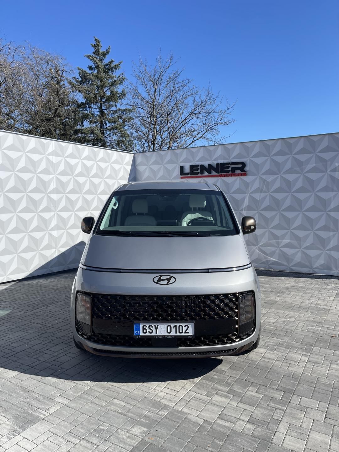 Hyundai Staria, 25 HEV TOUR 7 LUXURY BRASS - fotka 2