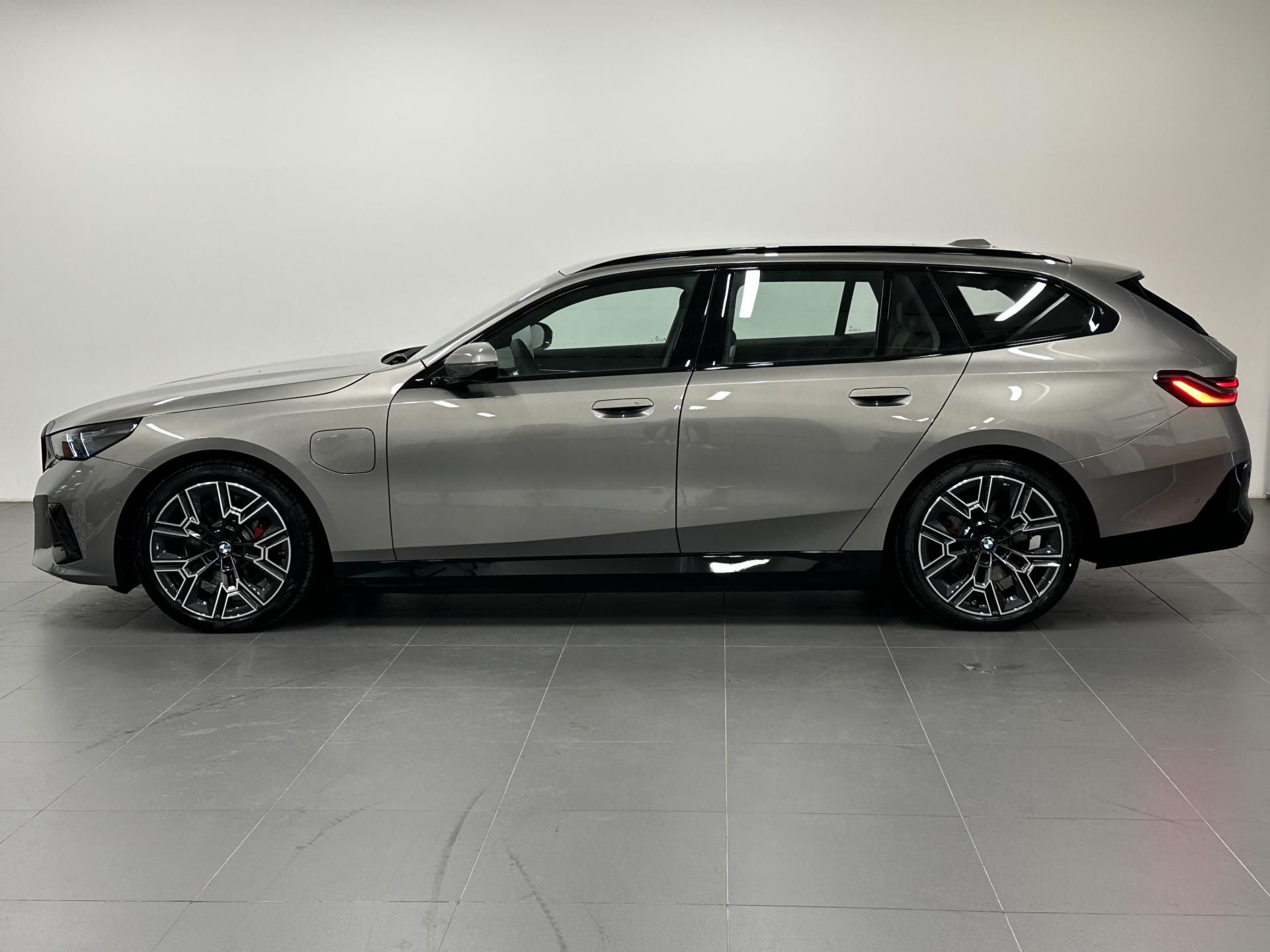 BMW Řada 5, 530e xDrive Touring - fotka 2
