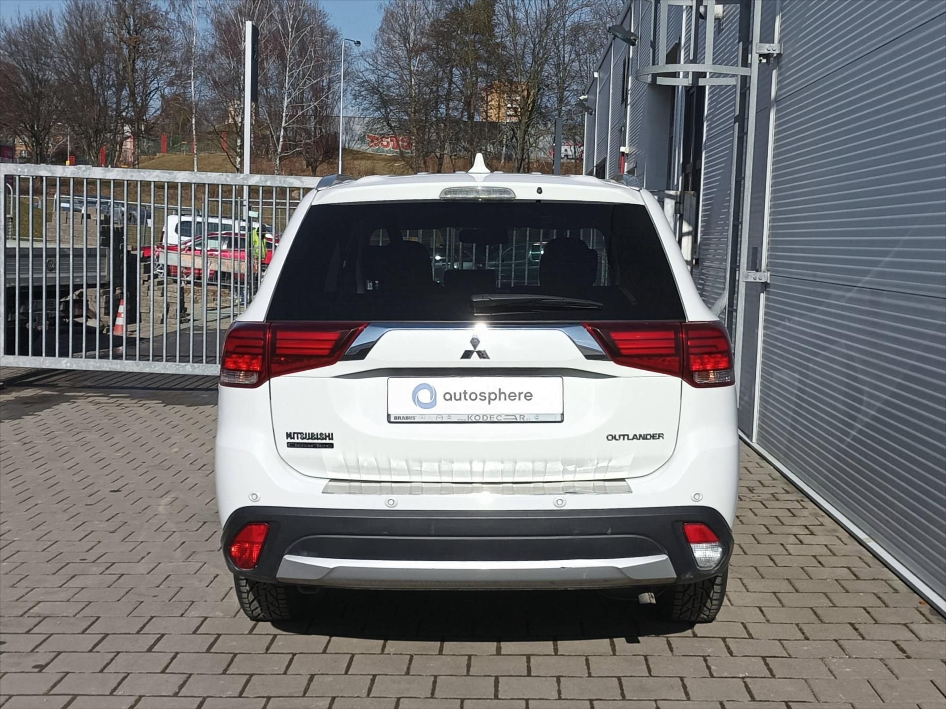 Mitsubishi Outlander, 2,0 MIVEC 150k 5MAN 4x2  Inten - fotka 5