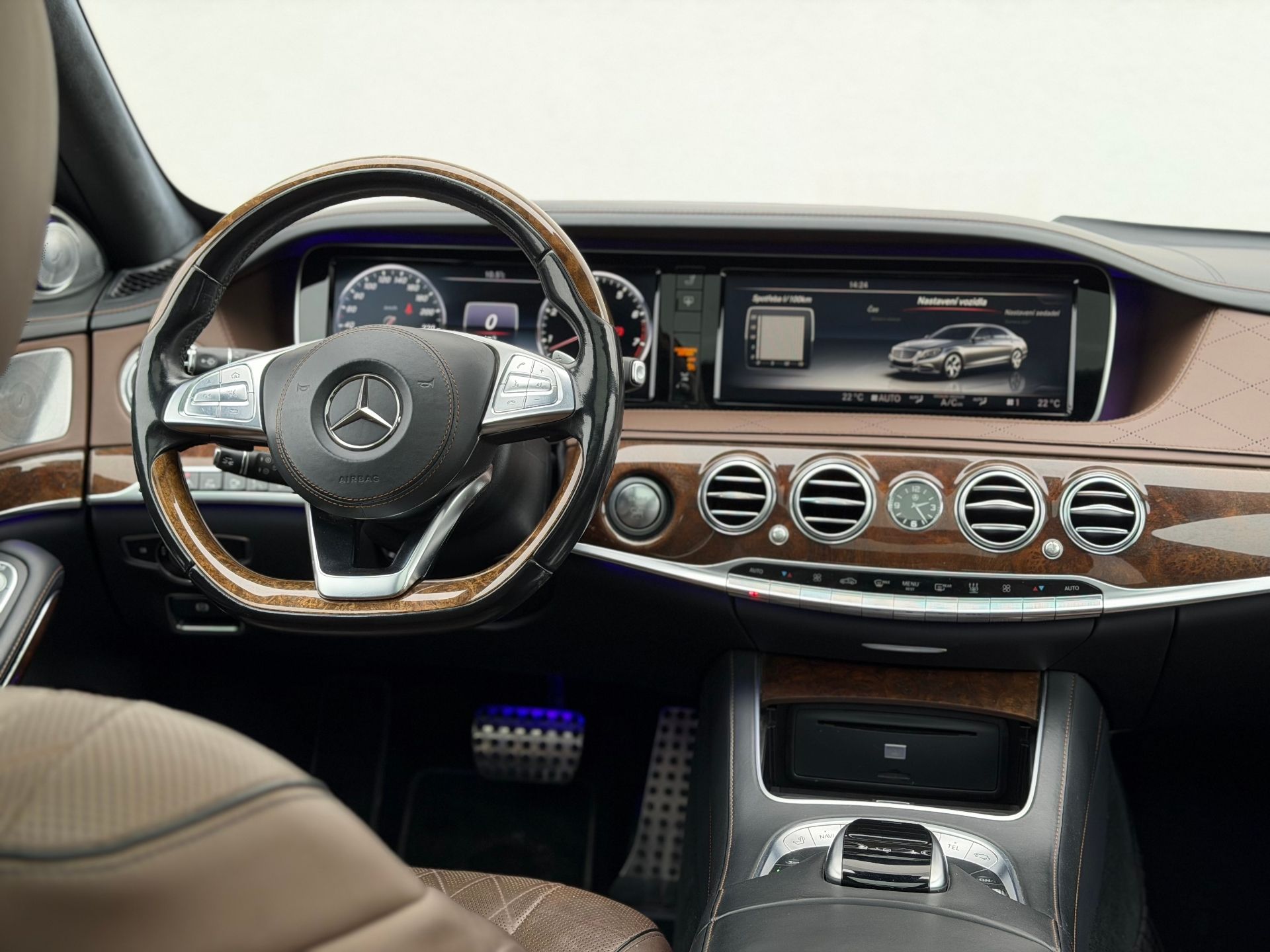 Mercedes-Benz Třídy S, L V8 4MATIC - fotka 5