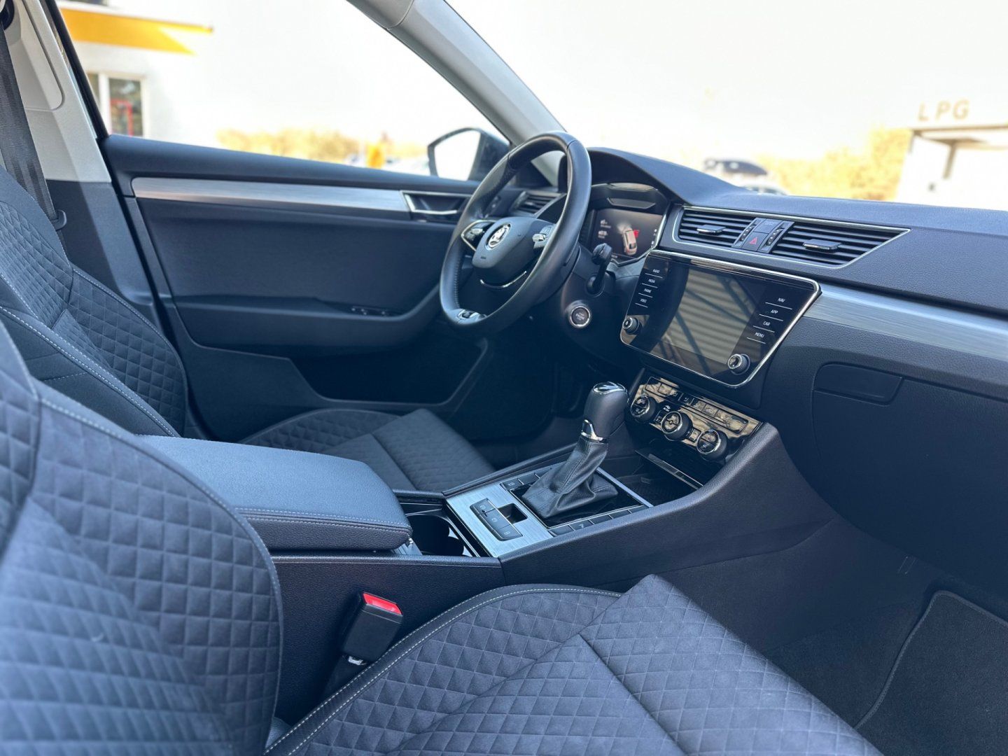 Škoda Superb, 2.0TDi VIRTUAL,KAMERA,1.MAJ. - fotka 6