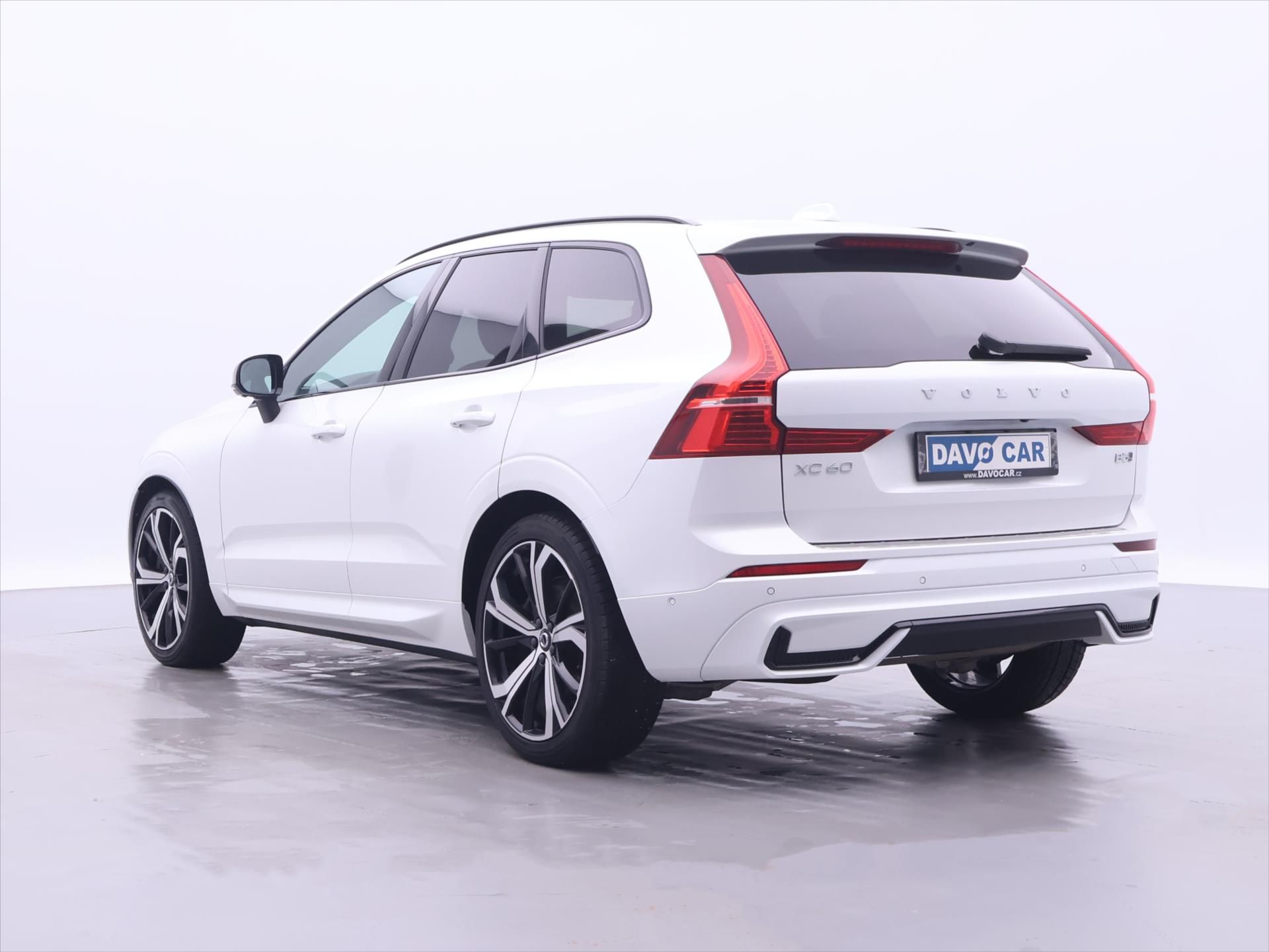 Volvo XC60, 2,0 B5 173kW AWD Plus Dark CZ - fotka 5