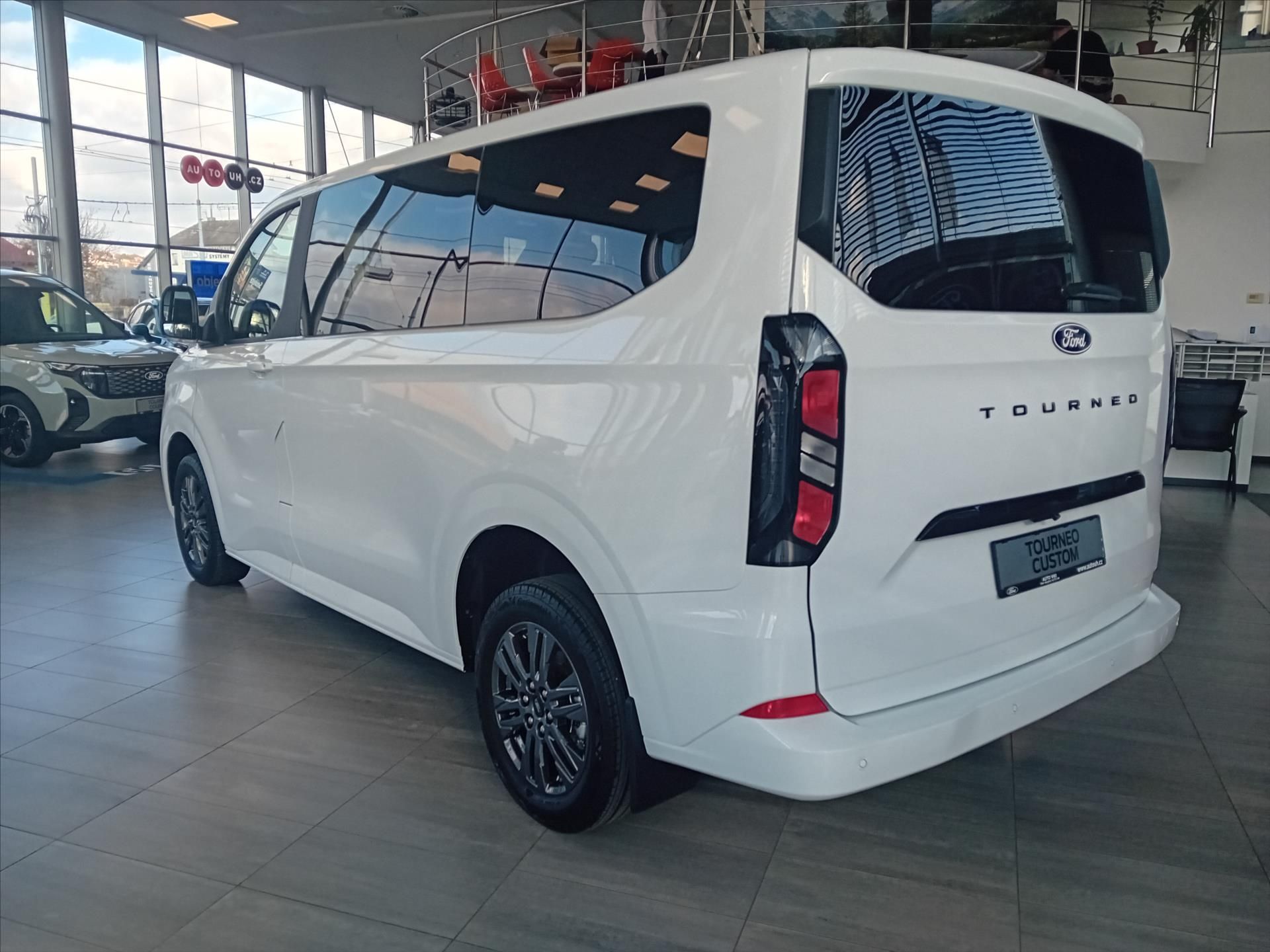 Ford Tourneo Custom, 2,0 EcoBlue 110kW/150k  Titani - fotka 3