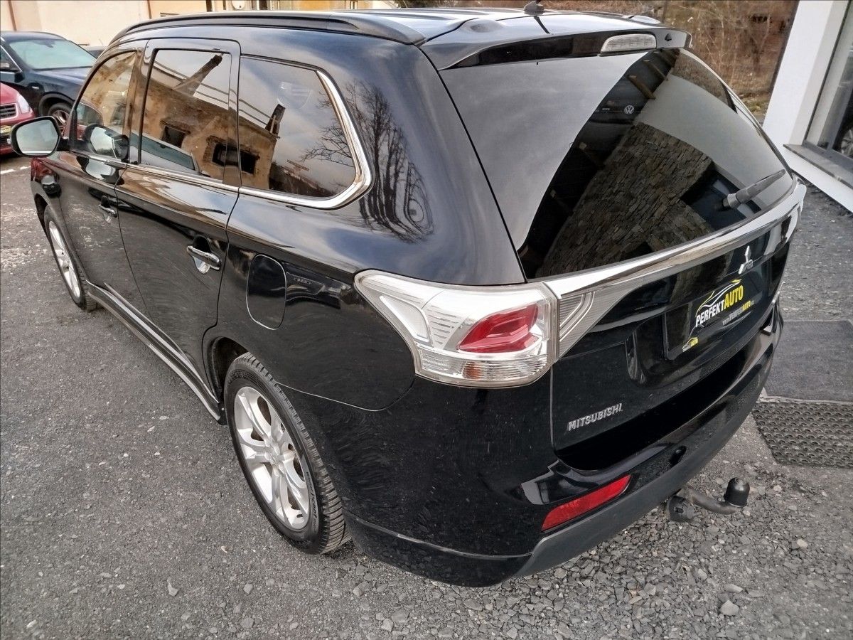 Mitsubishi Outlander, 2,3 D 110kW, AUTOMAT, 7-MÍST - fotka 4