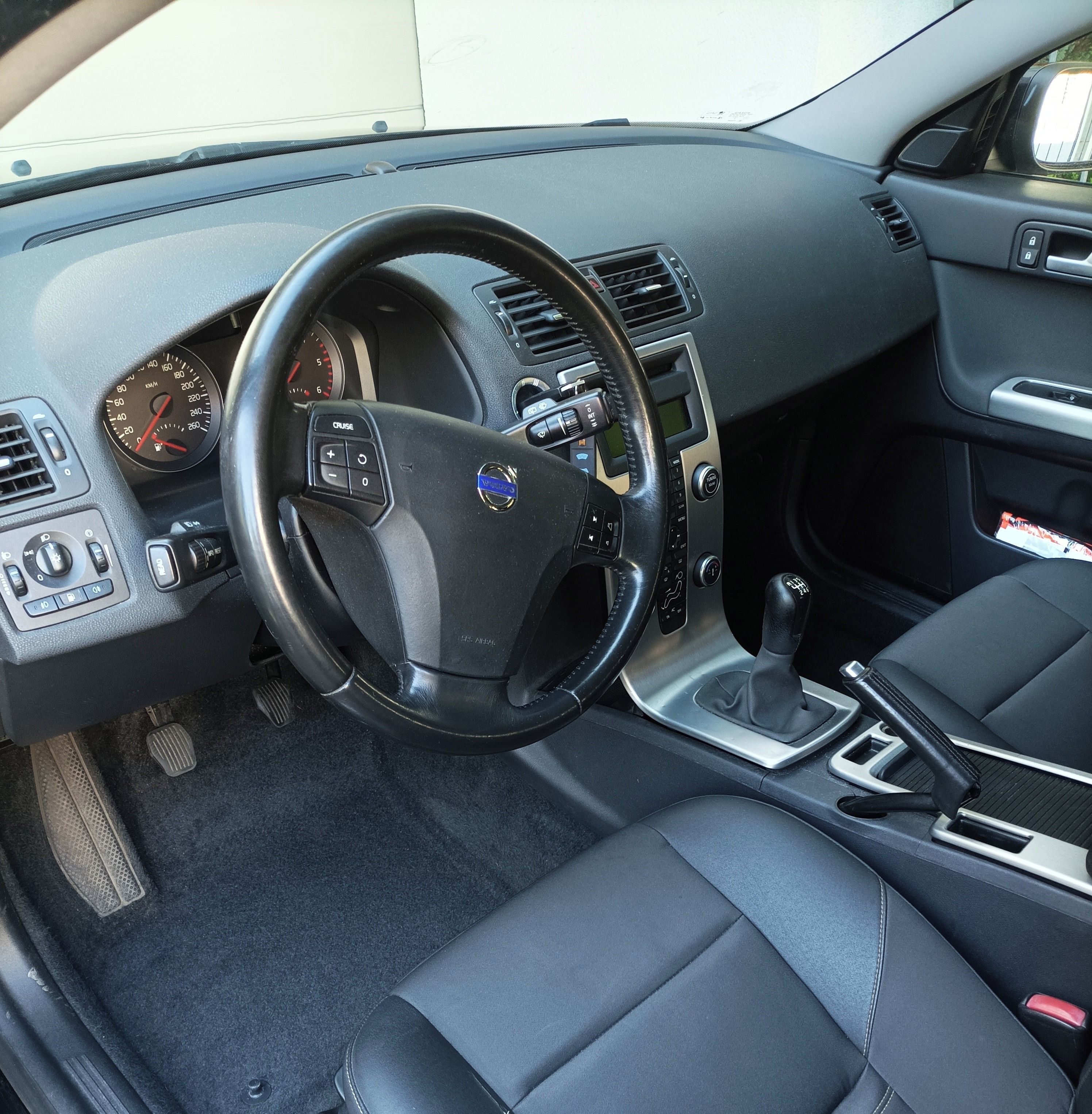Volvo V50, 1,9 D - 150 000 km - fotka 5