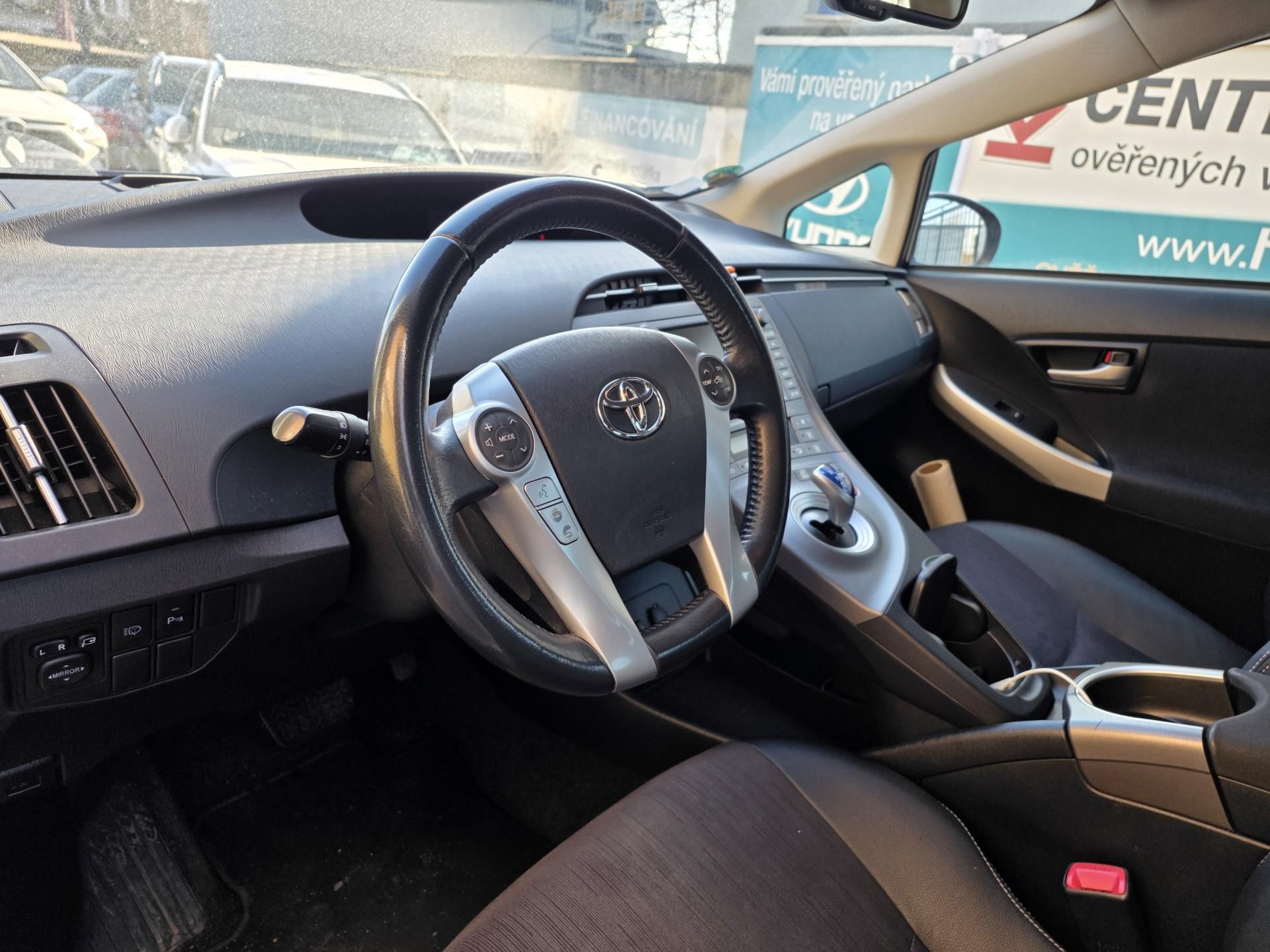 Toyota Prius, 1.8-HYBRID-spotř.5l/100km - fotka 2