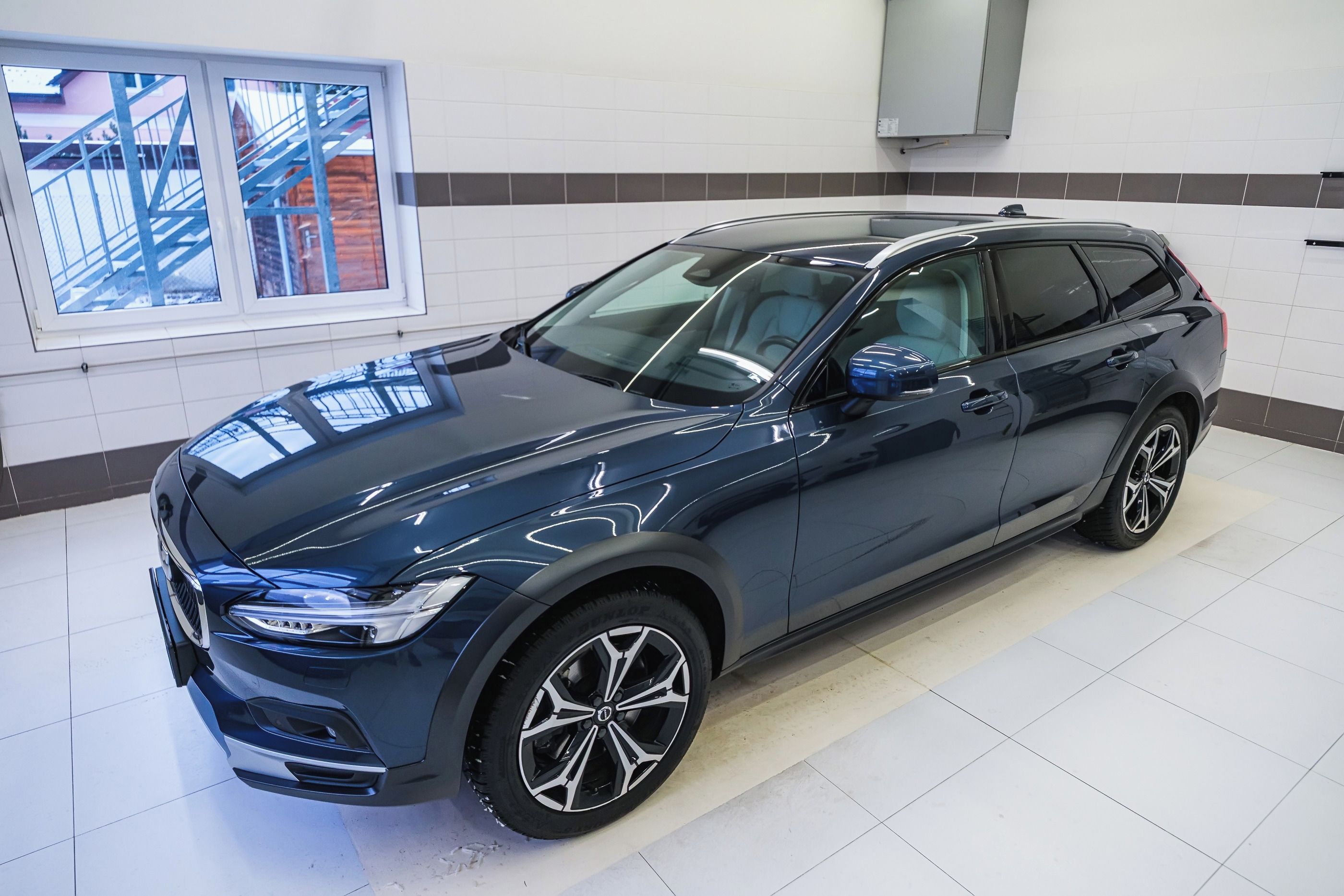 Volvo V90, Cross Country B5 AWD 184kW PRO - fotka 2