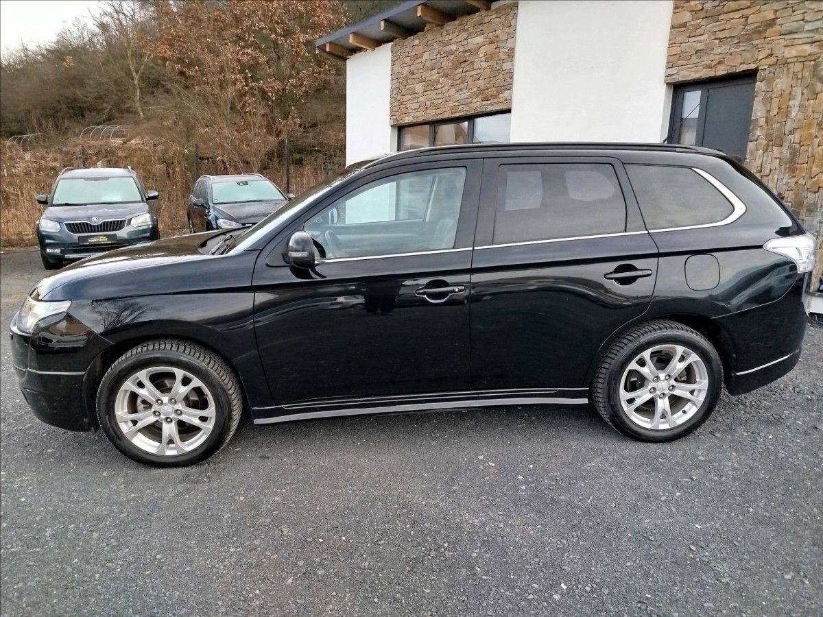 Mitsubishi Outlander, 2,3 D 110kW, AUTOMAT, 7-MÍST - fotka 3