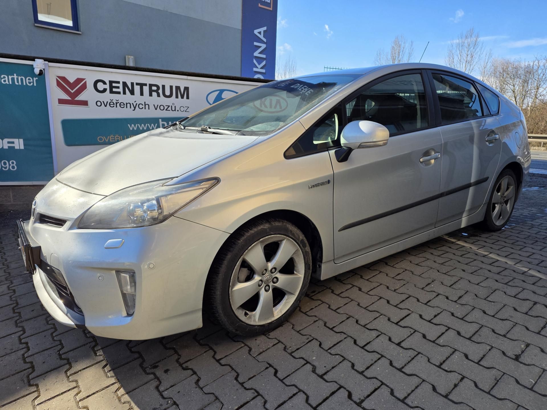 Toyota Prius, 1.8-HYBRID-spotř.5l/100km - fotka 4