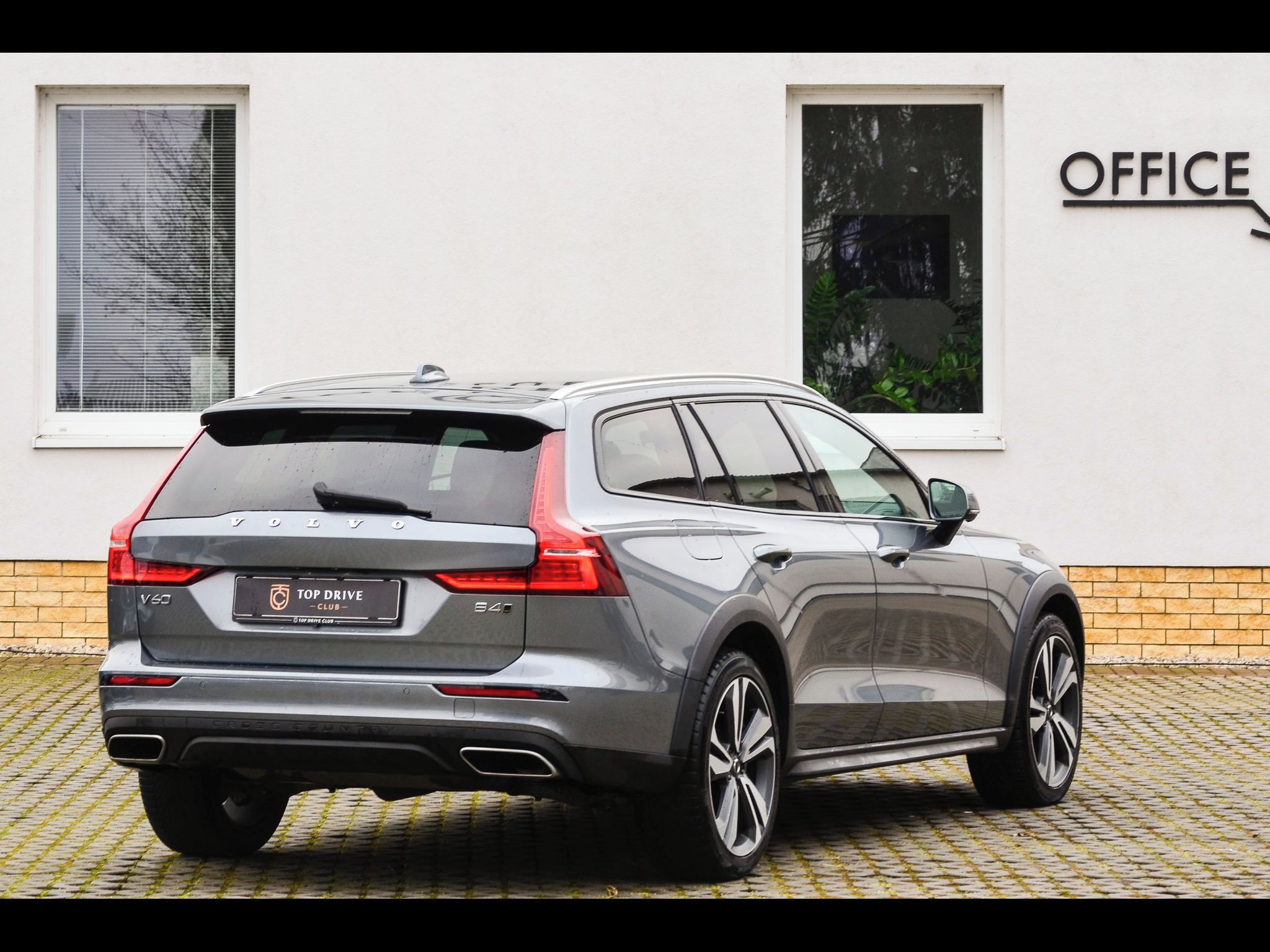 Volvo V60, CC/B4/AWD/Momen/TažZ/H&K/Ihned - fotka 5