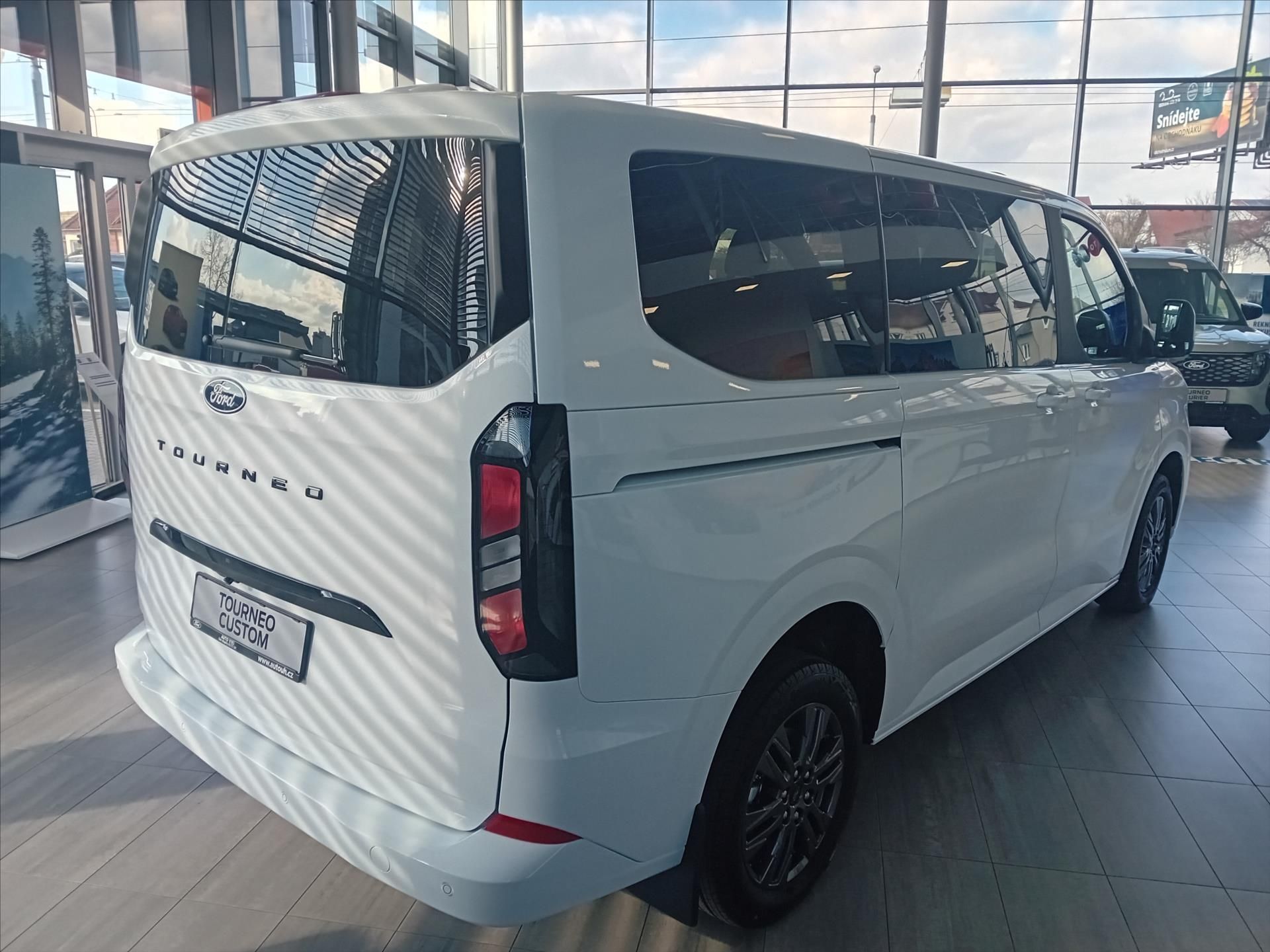Ford Tourneo Custom, 2,0 EcoBlue 110kW/150k  Titani - fotka 5