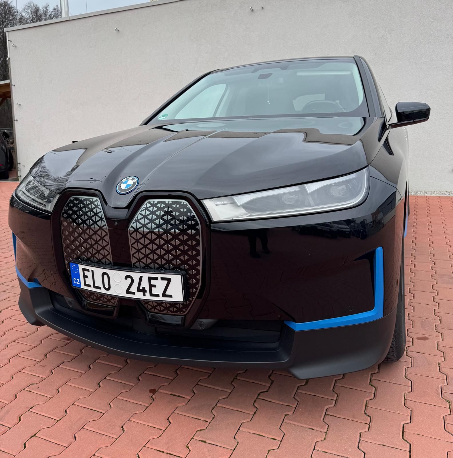 BMW iX, H/K, vyhřívaný volant, tažné
