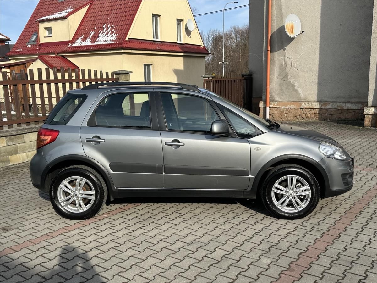 Suzuki SX4, 1,6 4x4 1.majitel - fotka 2