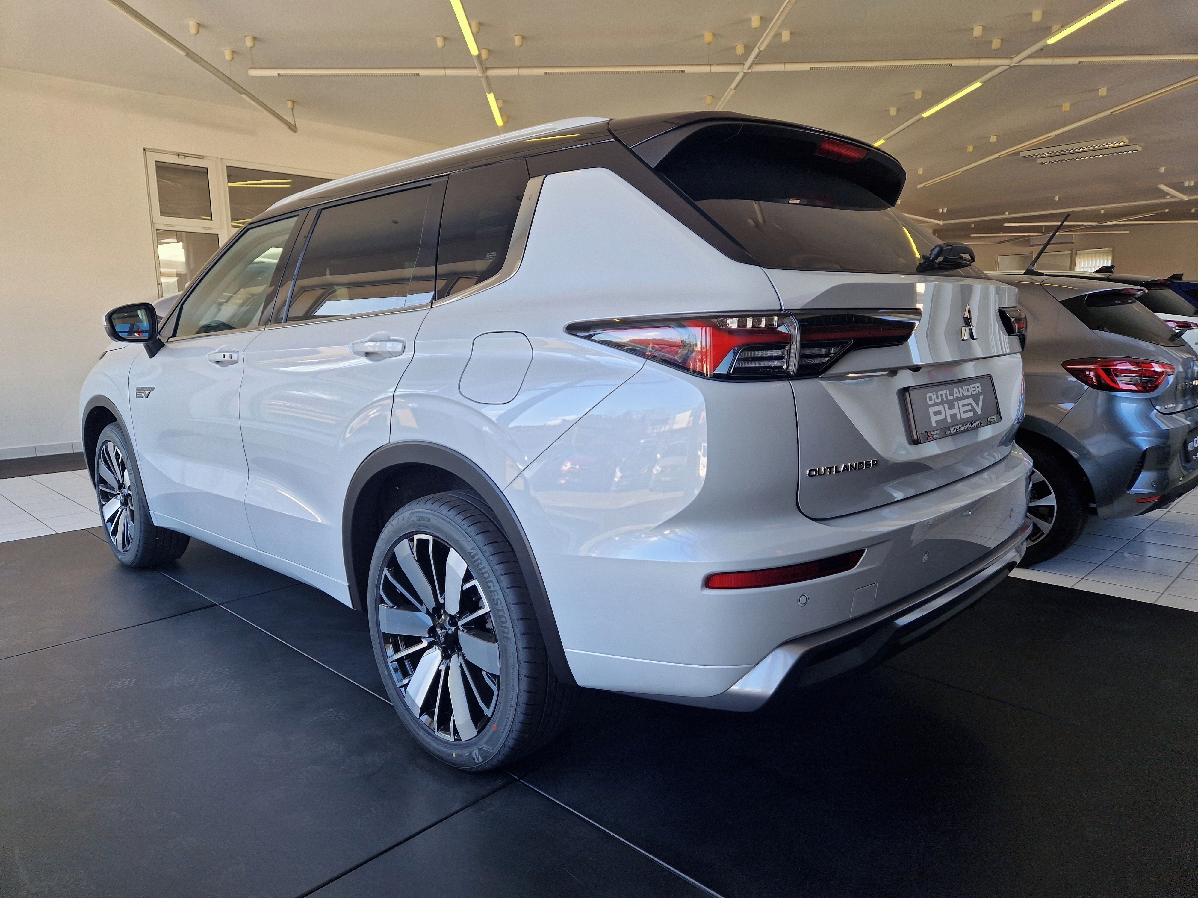 Mitsubishi Outlander, INSTYLE 2.4 MIVEC PHEV 306k - fotka 5