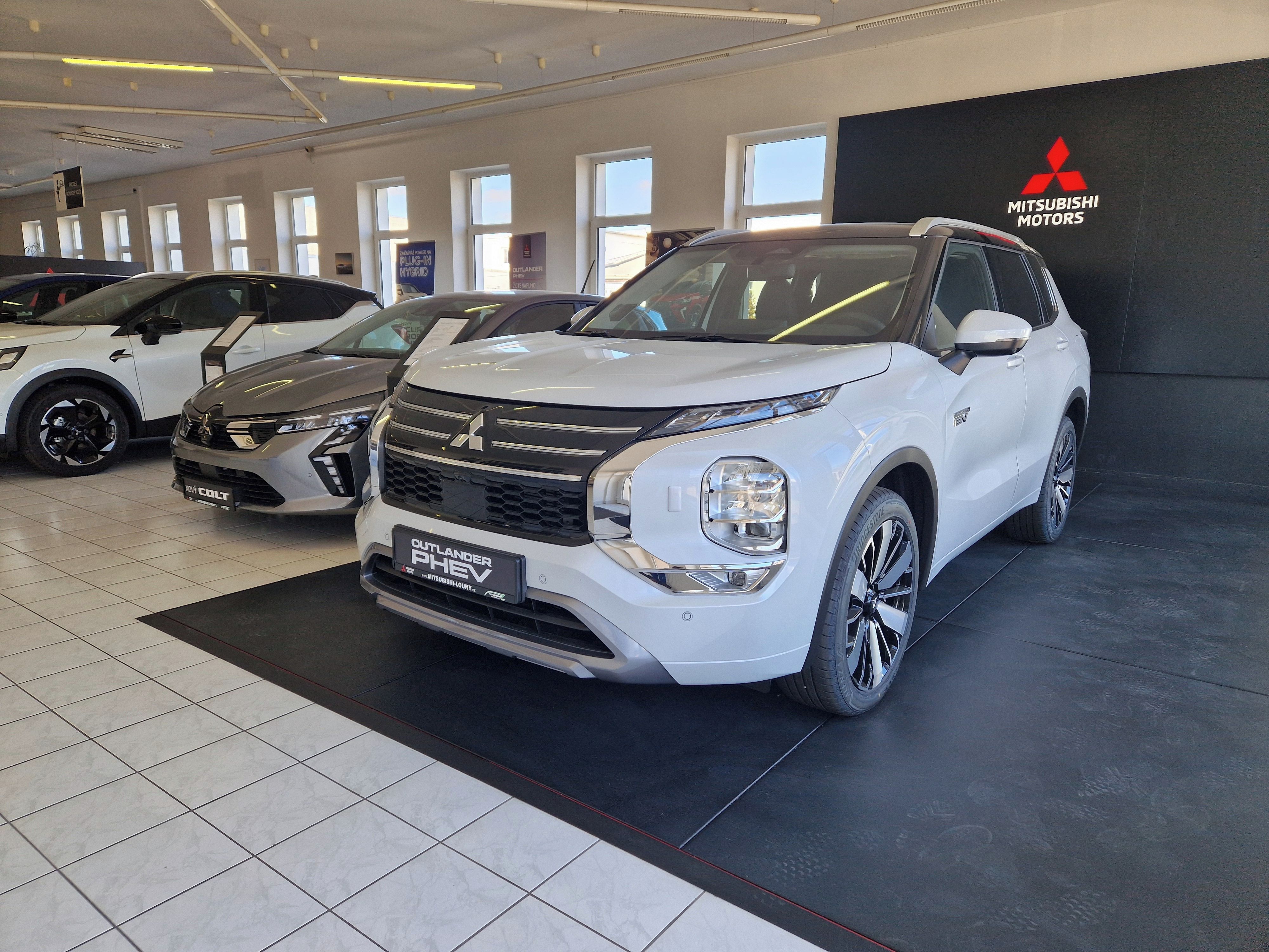 Mitsubishi Outlander, INSTYLE 2.4 MIVEC PHEV 306k