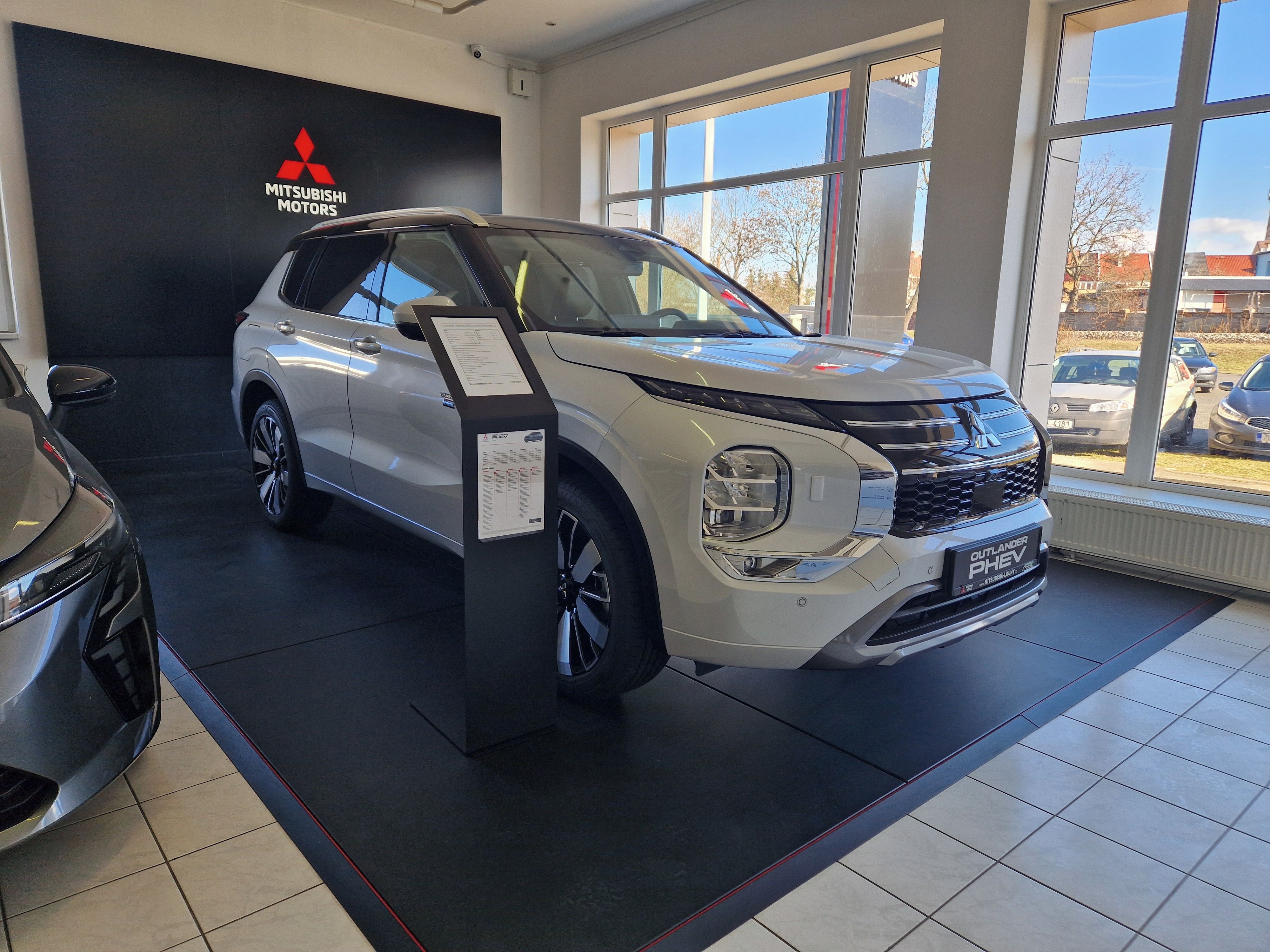 Mitsubishi Outlander, INSTYLE 2.4 MIVEC PHEV 306k - fotka 3