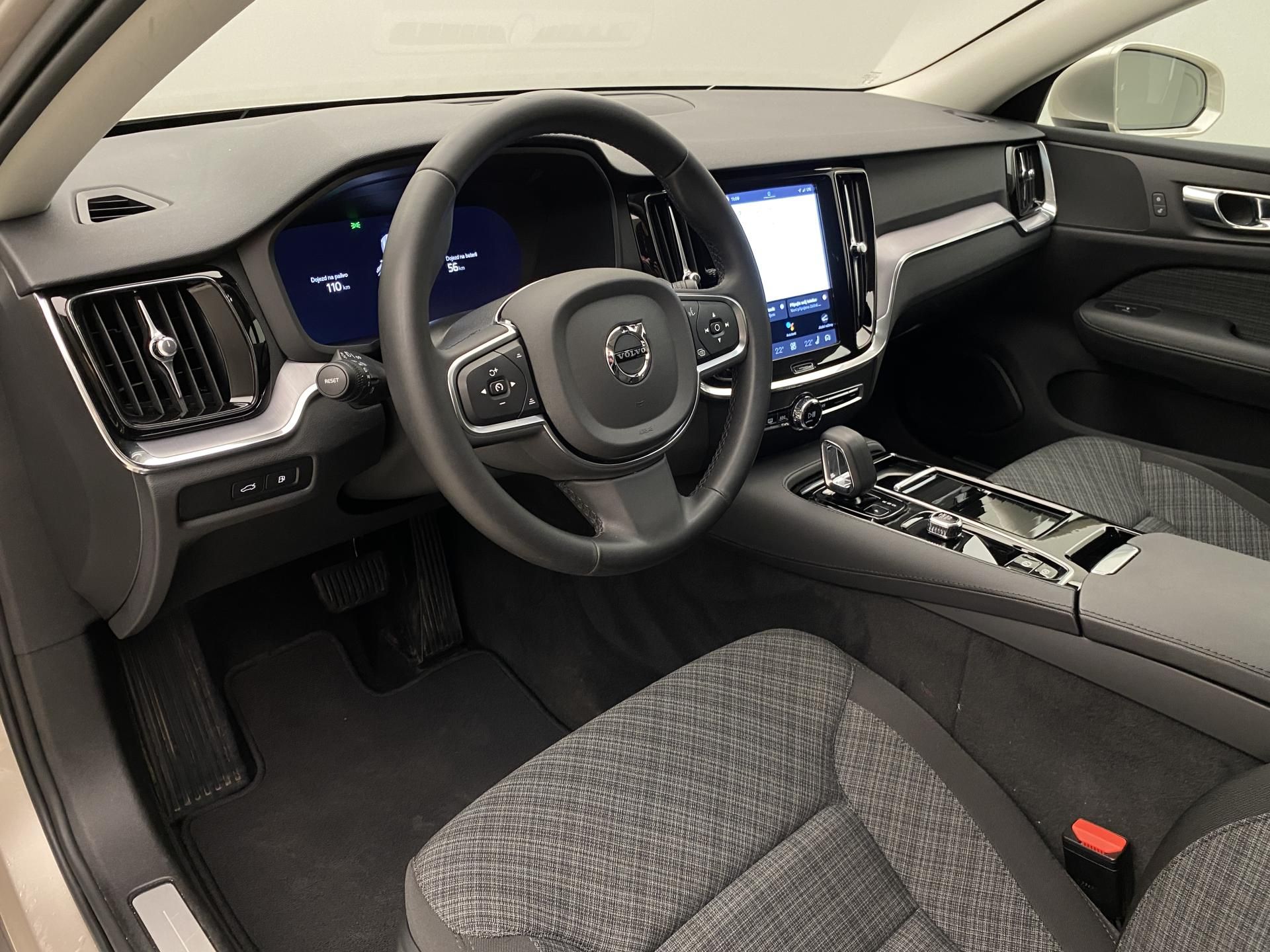 Volvo V60, T6 AWD RECHARGE CORE AUT CZ - fotka 4