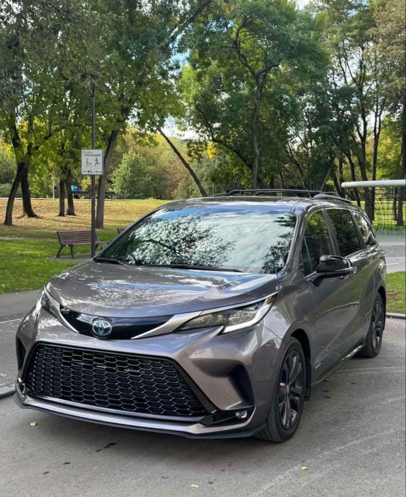 Toyota Sienna, 2.5L Hybrid XSE - fotka 3