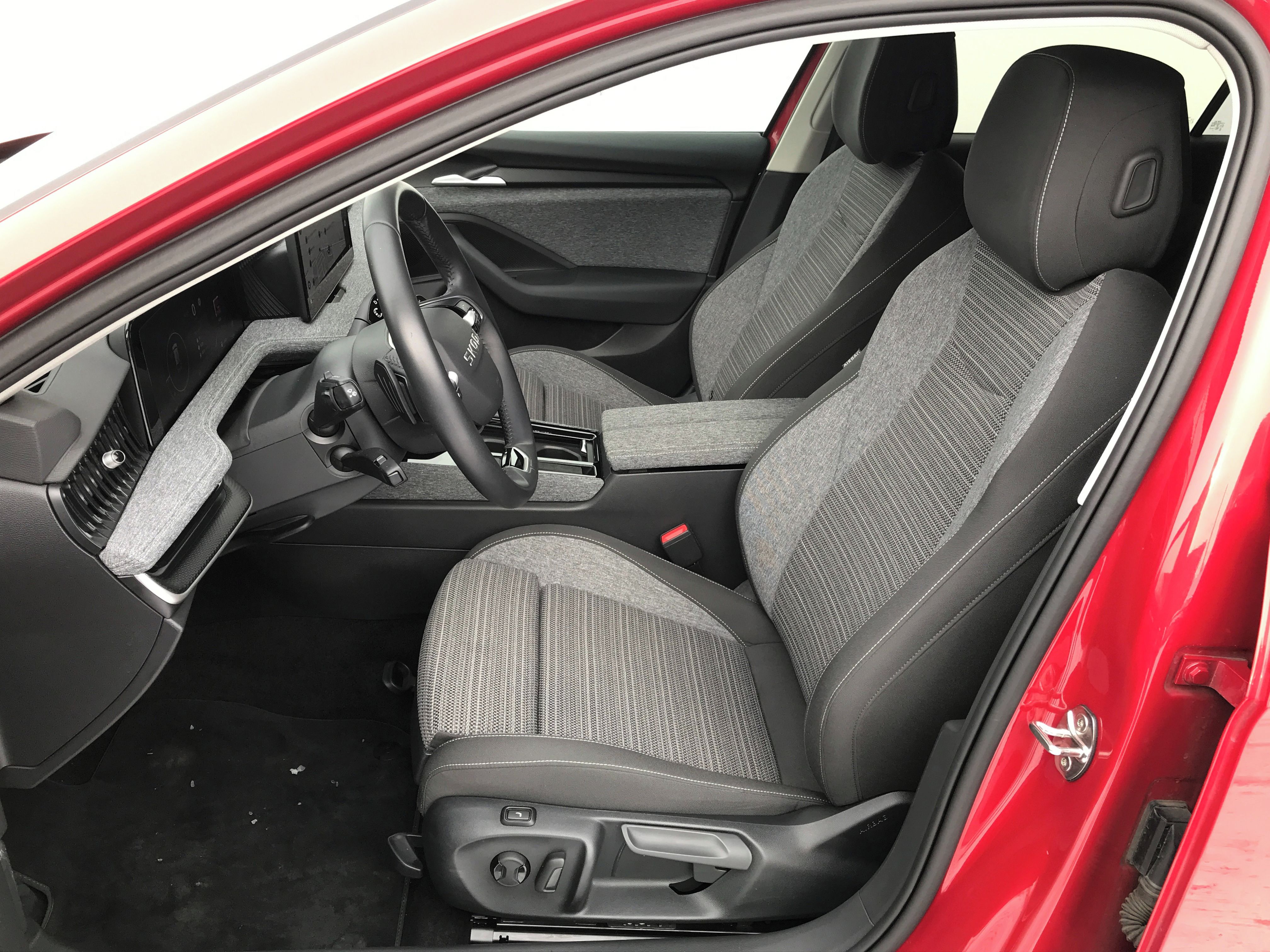 Škoda Superb, TDi 110kW 7°DSG SELE+NAV+TAŽNÉ - fotka 6