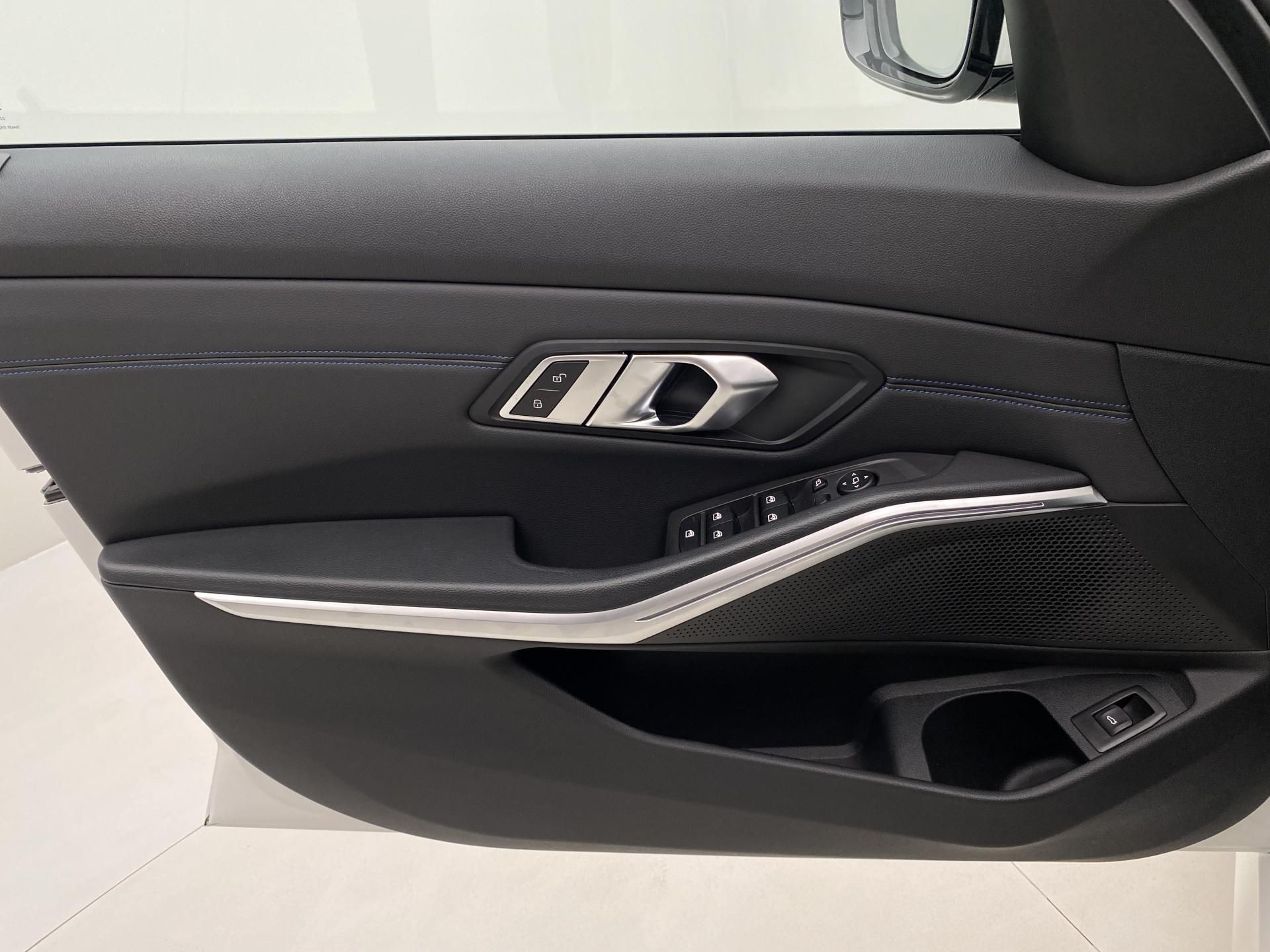 BMW Řada 3, 320d XDRIVE MPAKET AUT CZ - fotka 3