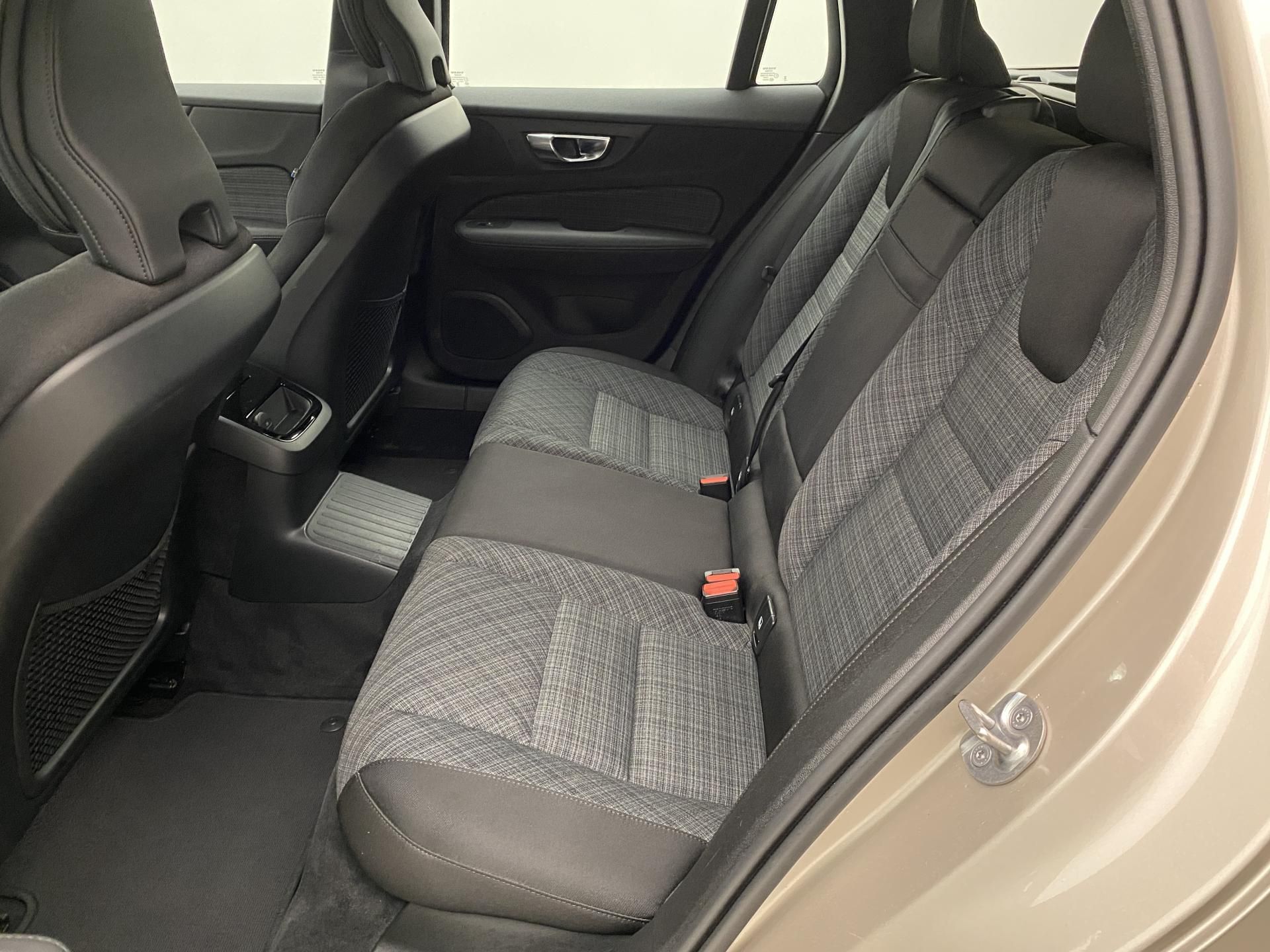 Volvo V60, T6 AWD RECHARGE CORE AUT CZ - fotka 5