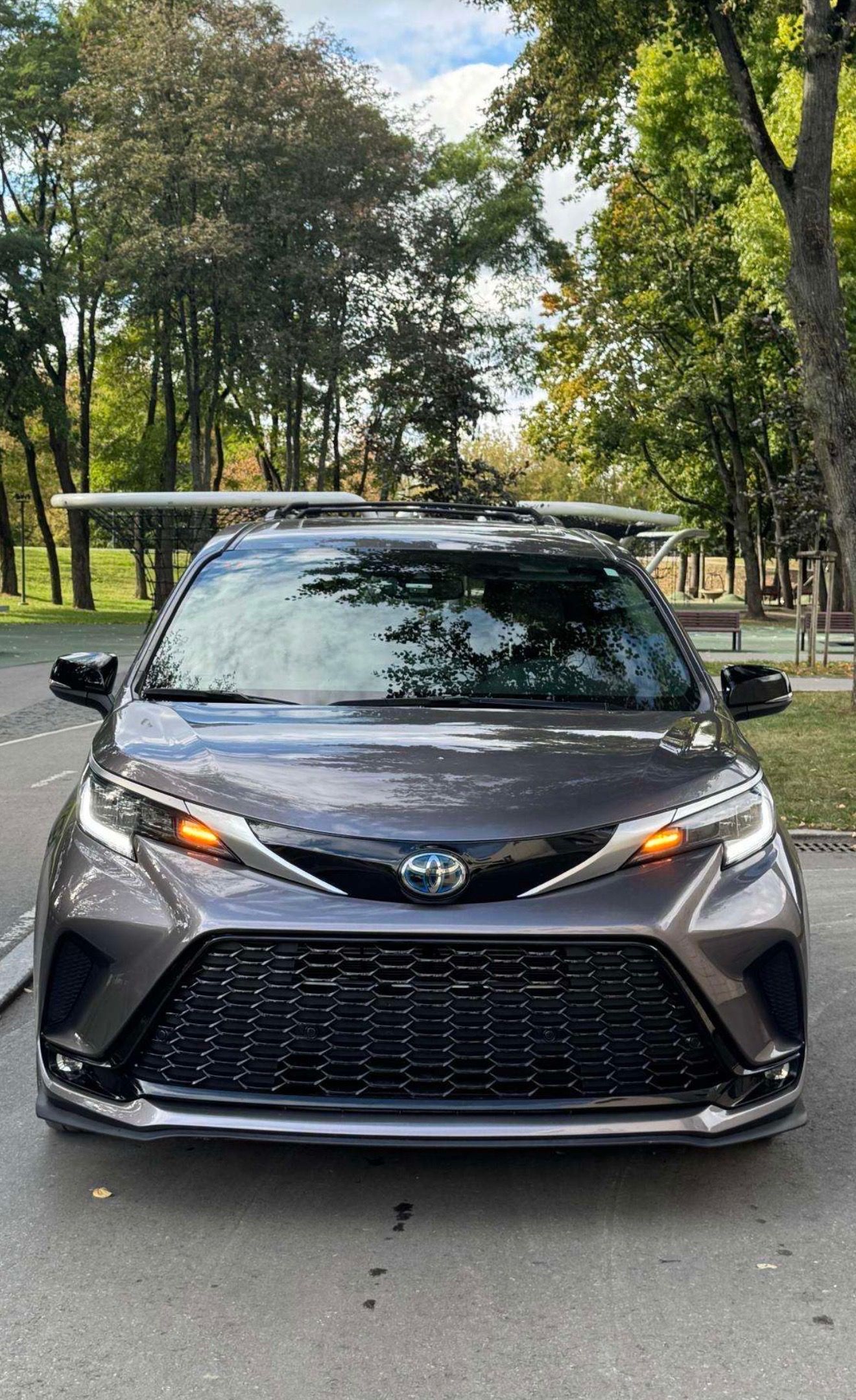 Toyota Sienna, 2.5L Hybrid XSE - fotka 2