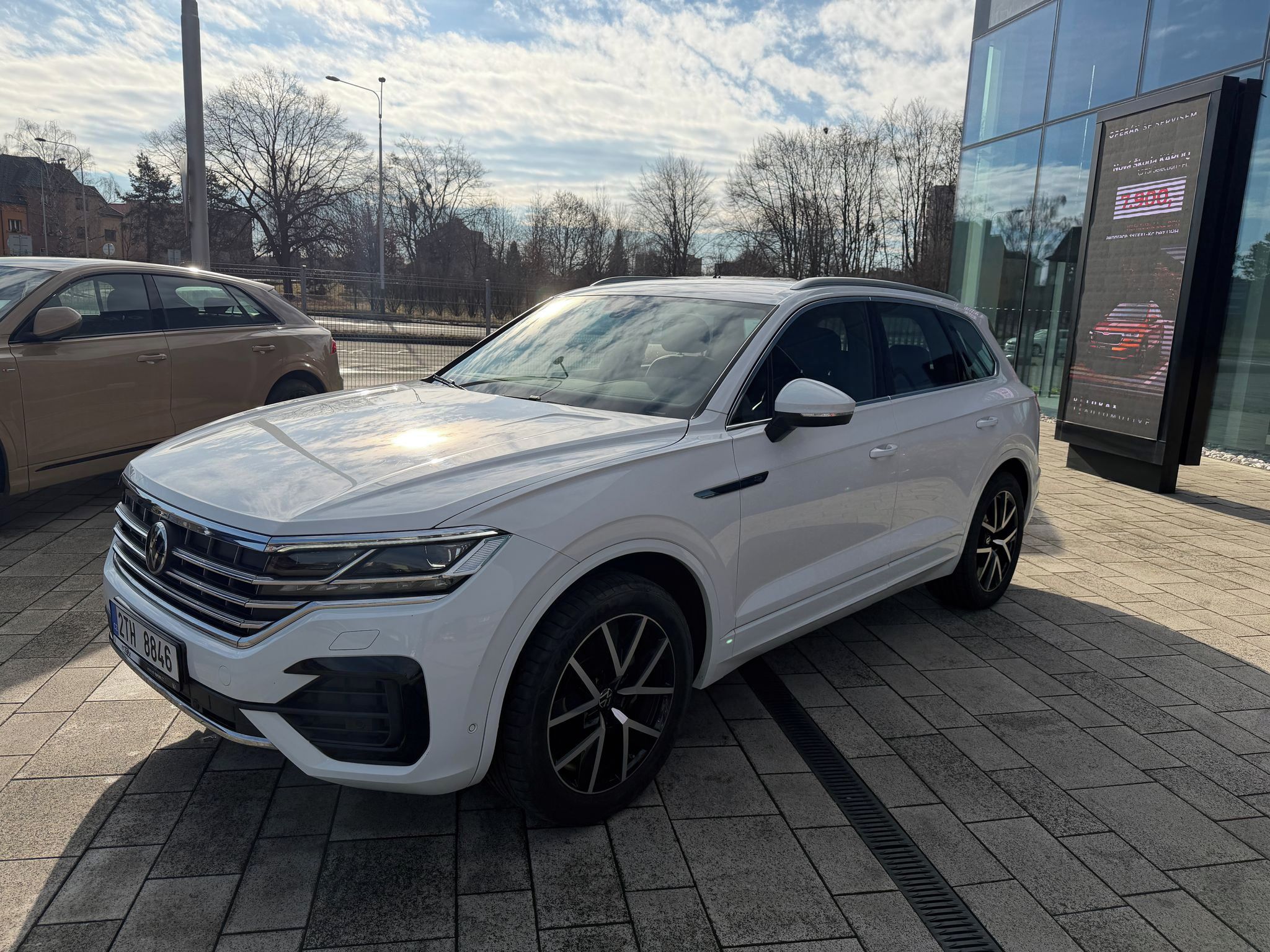 Volkswagen Touareg, R-line  210kW Tažné - fotka 4