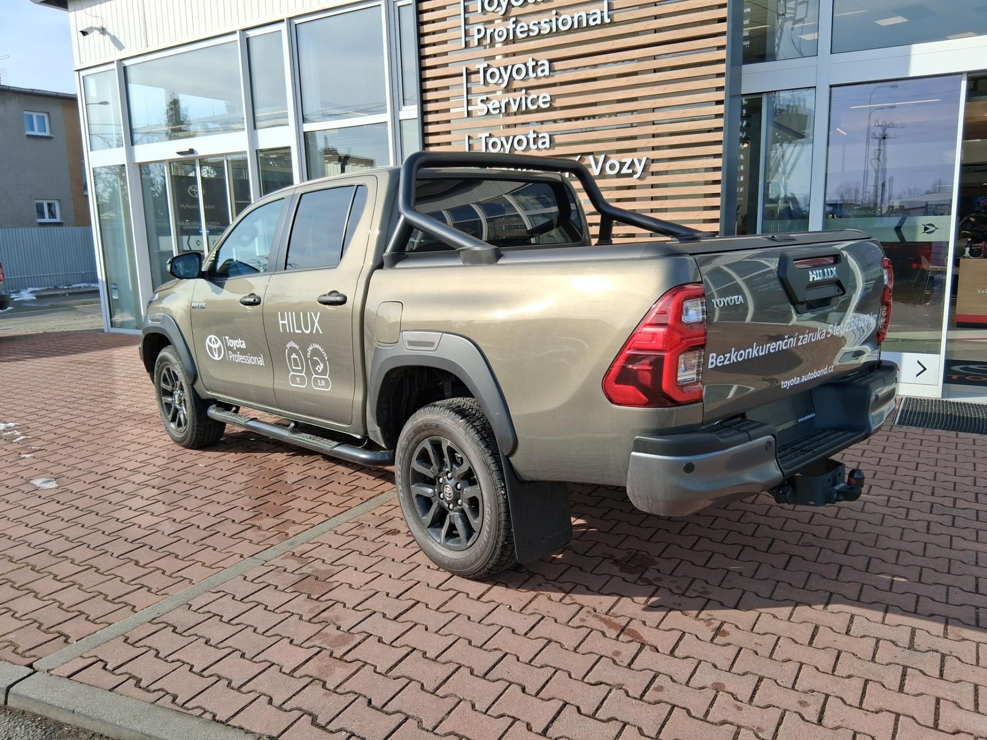 Toyota Hilux, 2,8D 6AT INVINCIBLE 4X4 - fotka 4