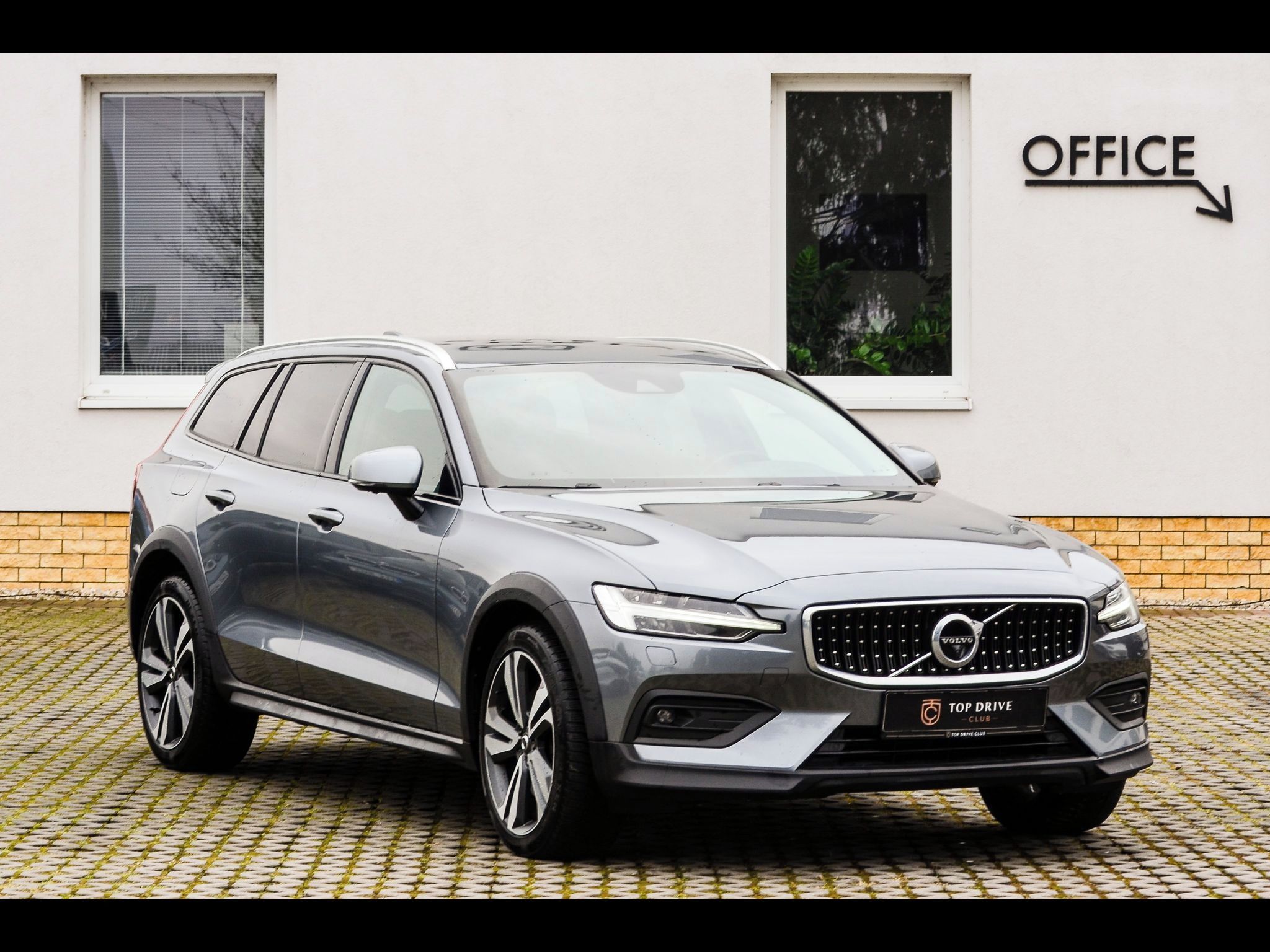 Volvo V60, CC/B4/AWD/Momen/TažZ/H&K/Ihned - fotka 3