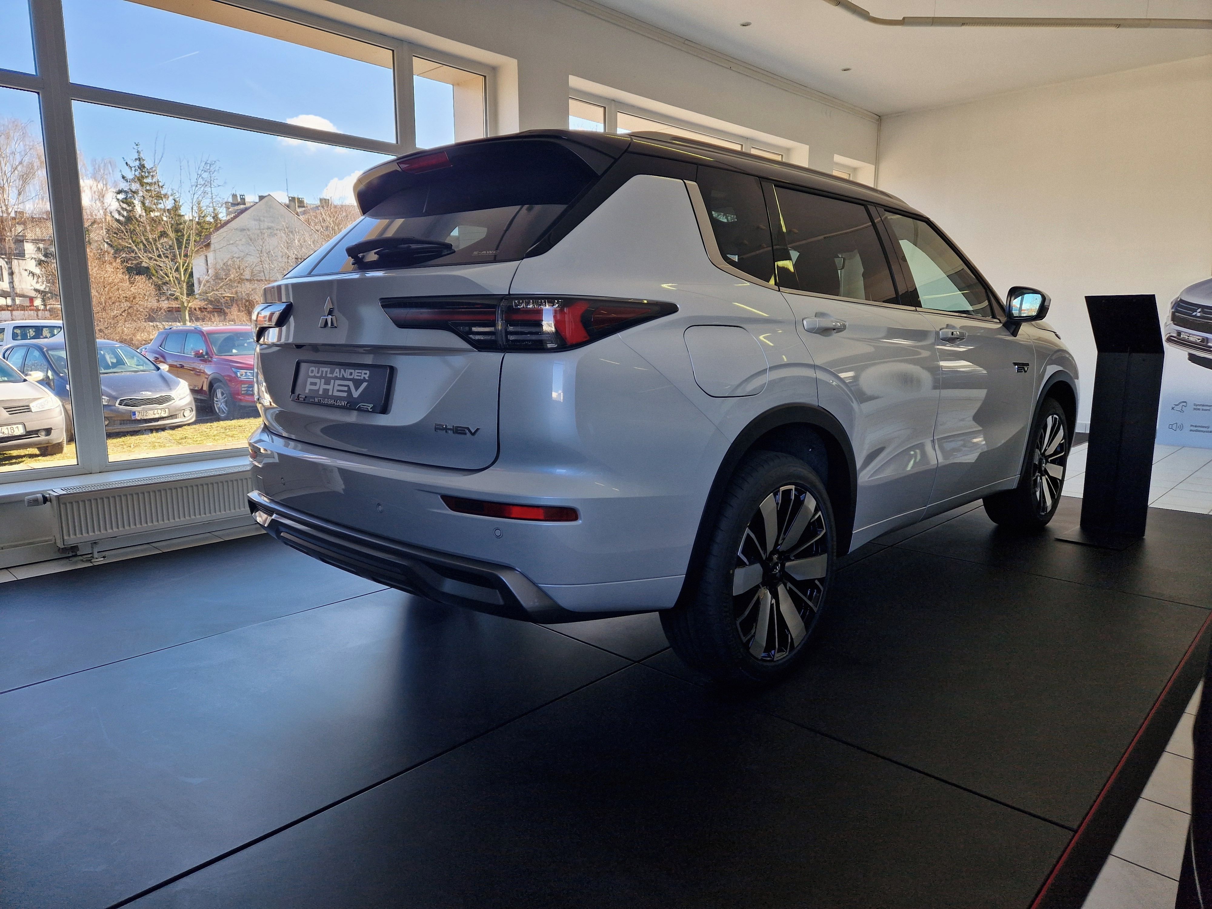 Mitsubishi Outlander, INSTYLE 2.4 MIVEC PHEV 306k - fotka 4