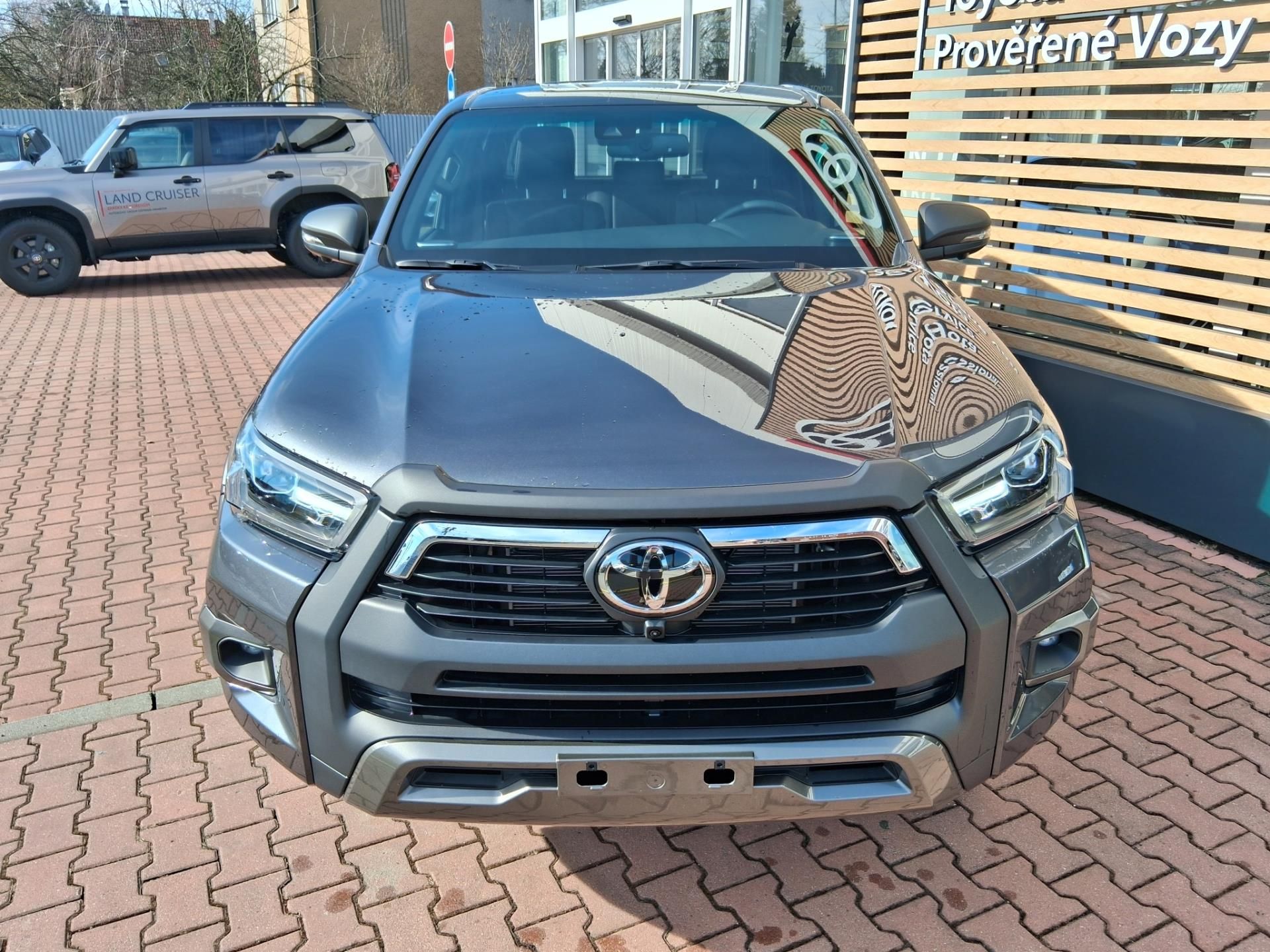 Toyota Hilux, 2,8D-4D 205K INVINCIBLE + PAKE - fotka 2