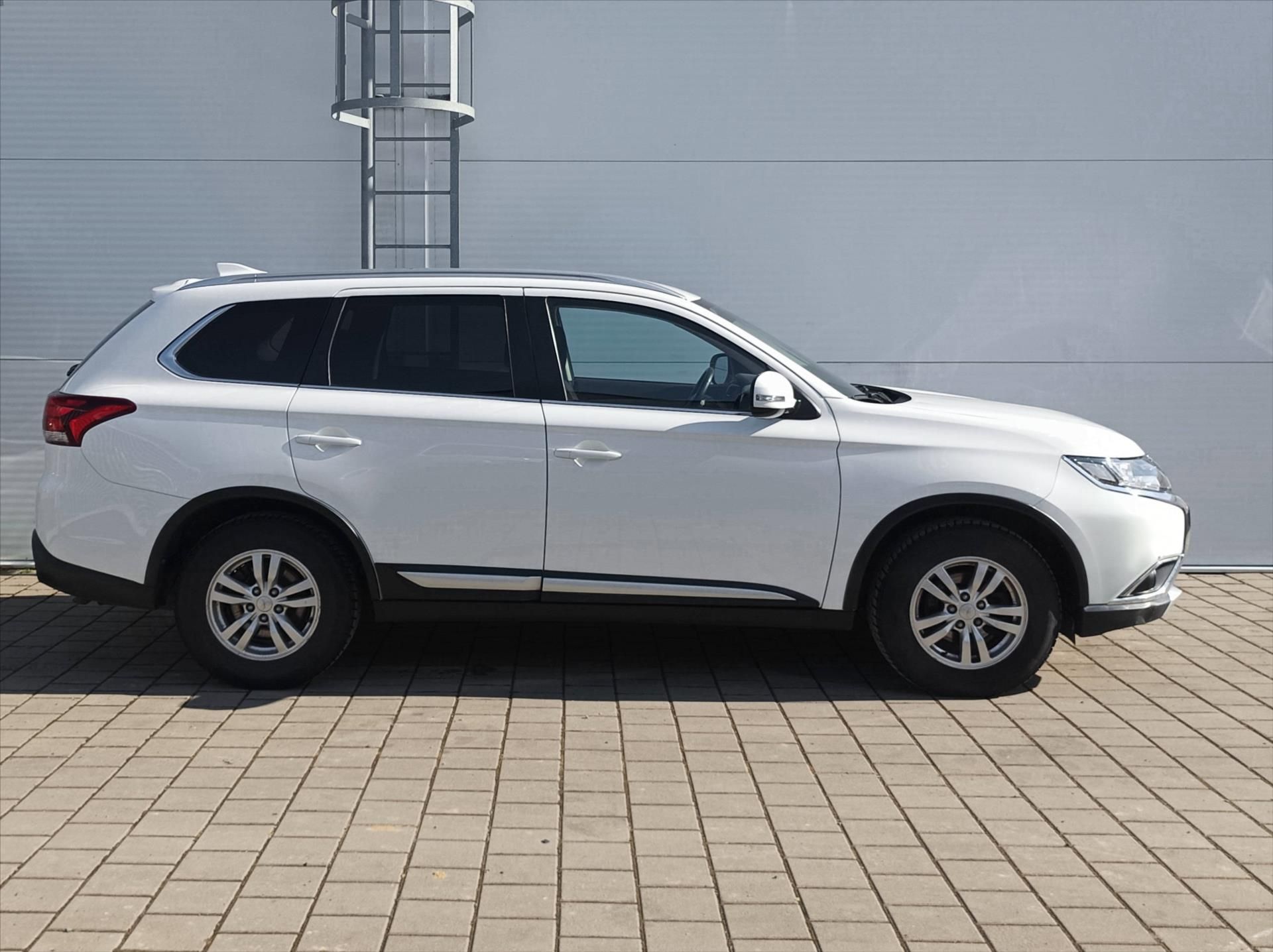 Mitsubishi Outlander, 2,0 MIVEC 150k 5MAN 4x2  Inten - fotka 3