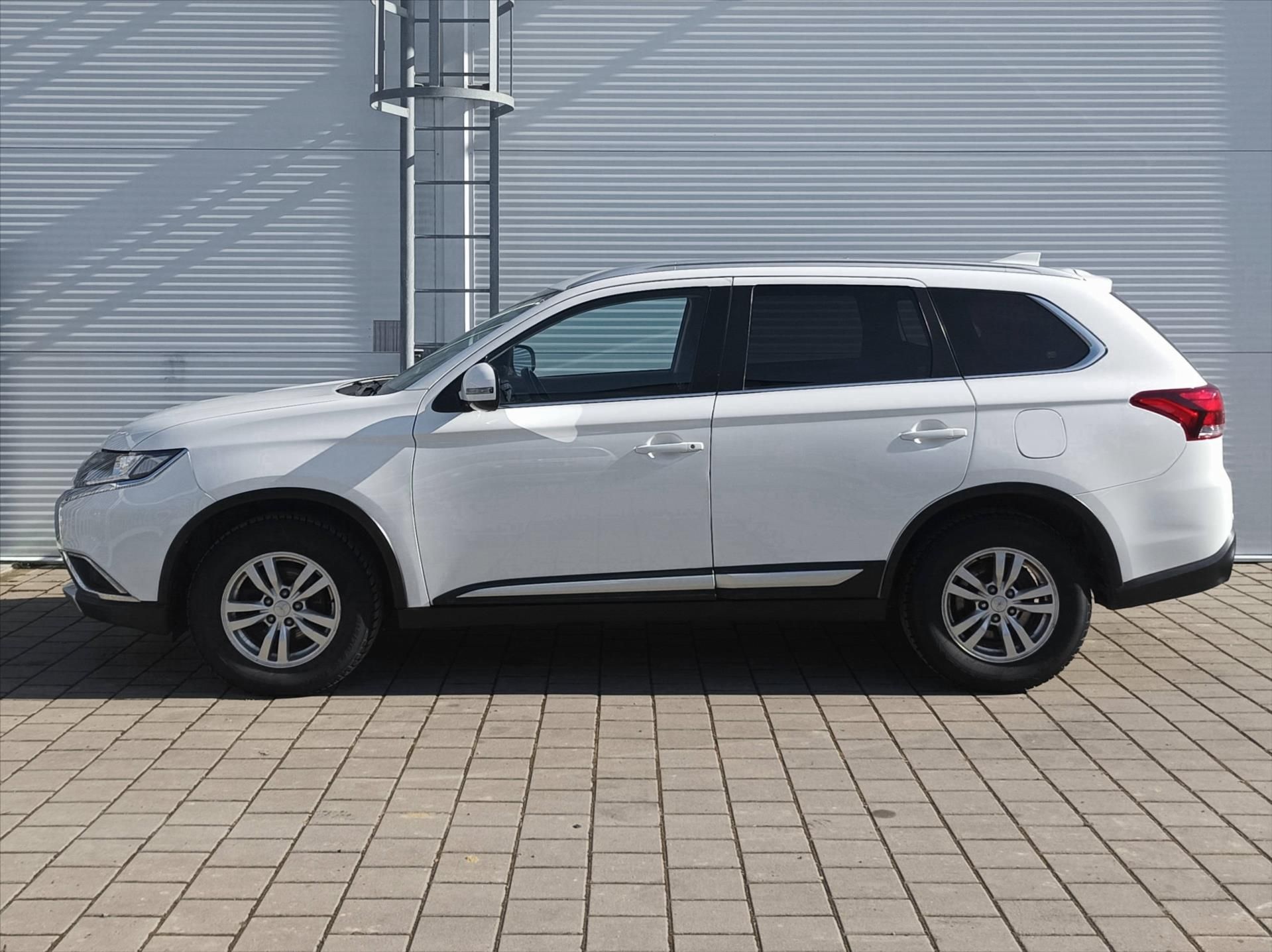 Mitsubishi Outlander, 2,0 MIVEC 150k 5MAN 4x2  Inten - fotka 6