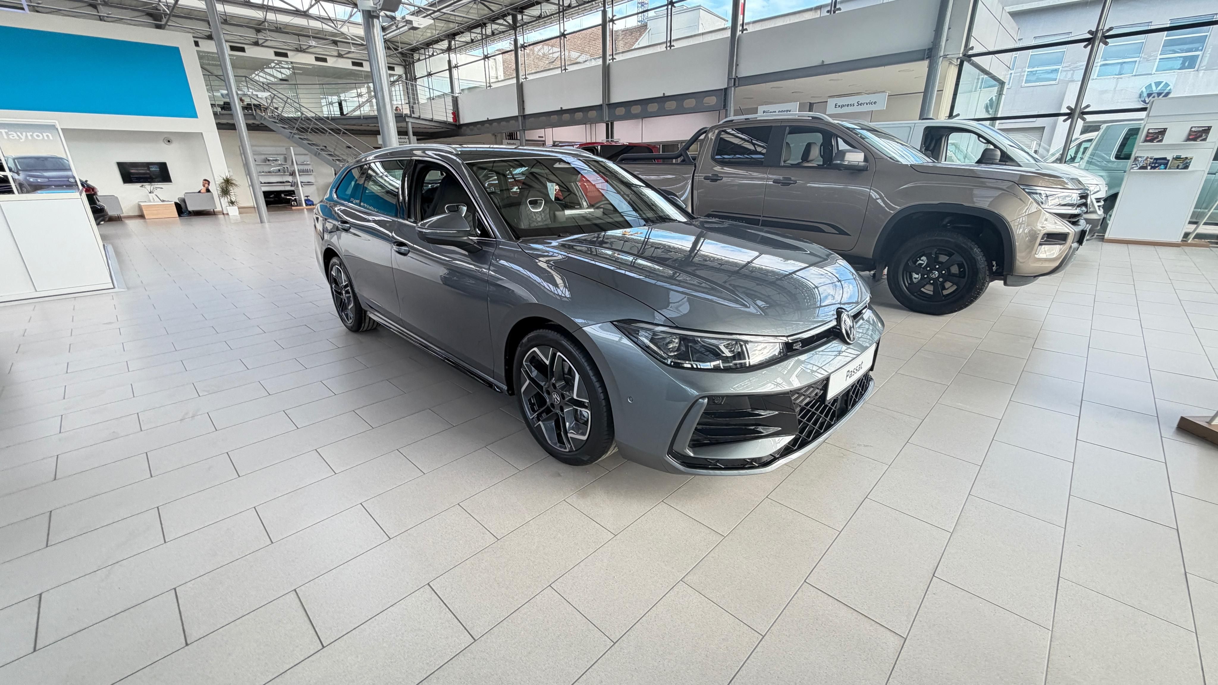 Volkswagen Passat, R-Line 2,0 TDI 110 kW - fotka 3
