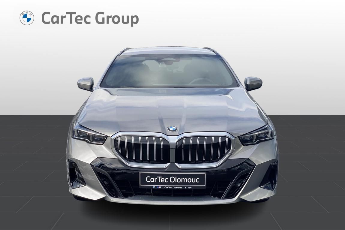 BMW Řada 5, 520d xDrive Touring - fotka 2
