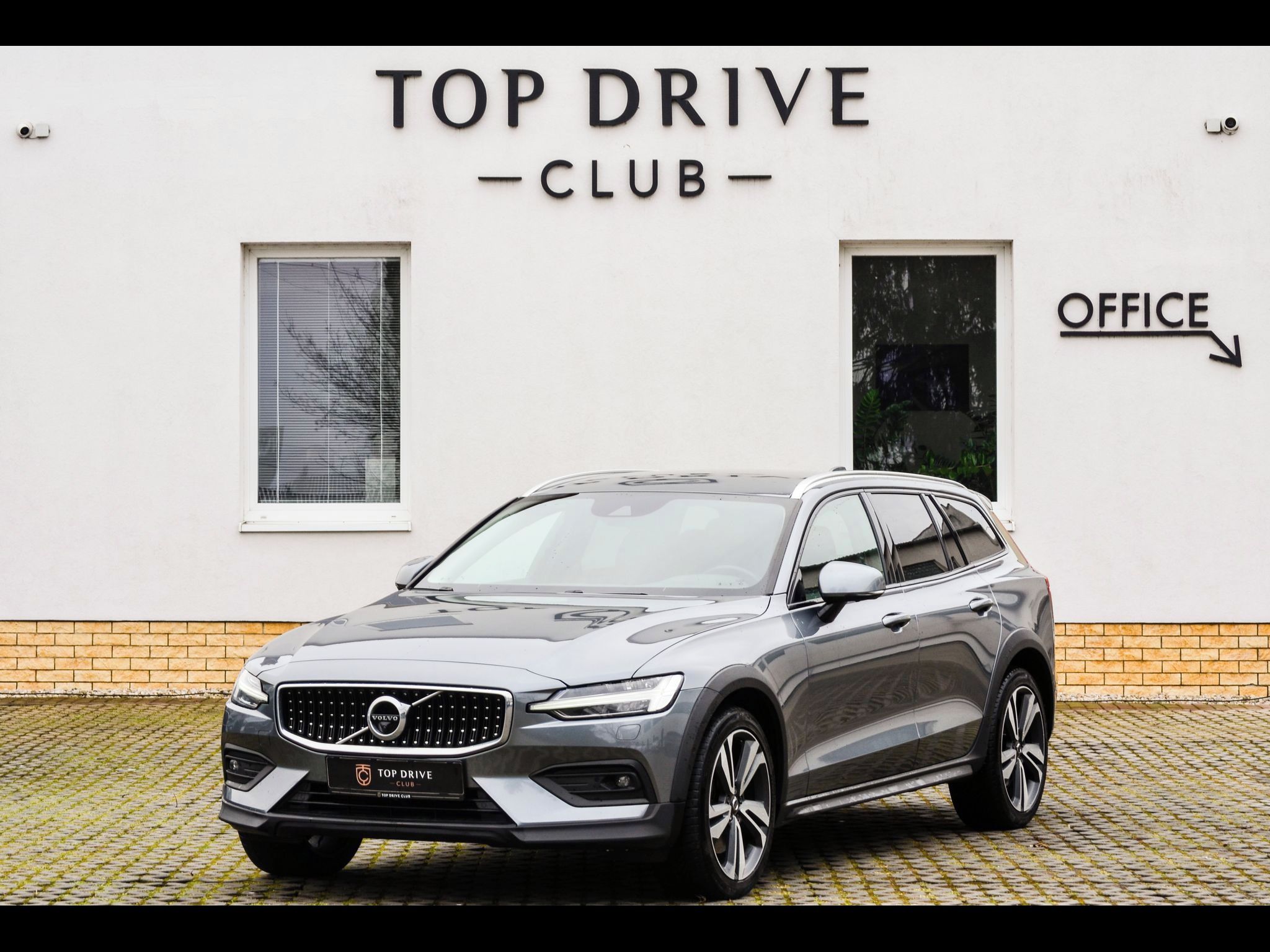 Volvo V60, CC/B4/AWD/Momen/TažZ/H&K/Ihned